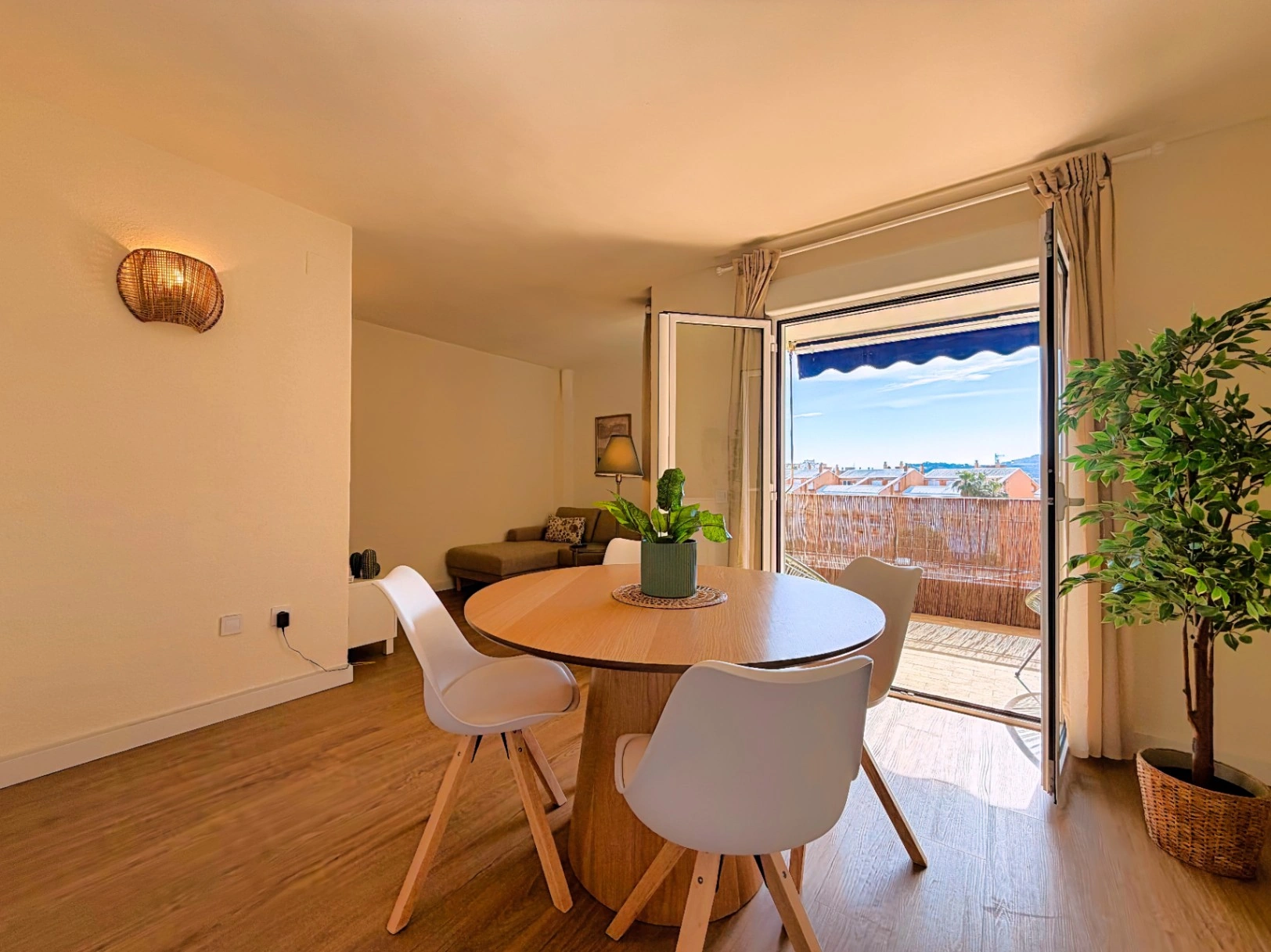 CR1056 - Apartamento con piscina, en primera linea de la playa del Arenal, Jávea