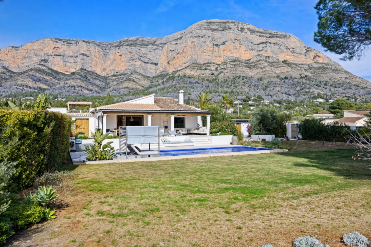 4812 - Villa rénovée dans la zone du Montgo avec maison indépendante pour invités.