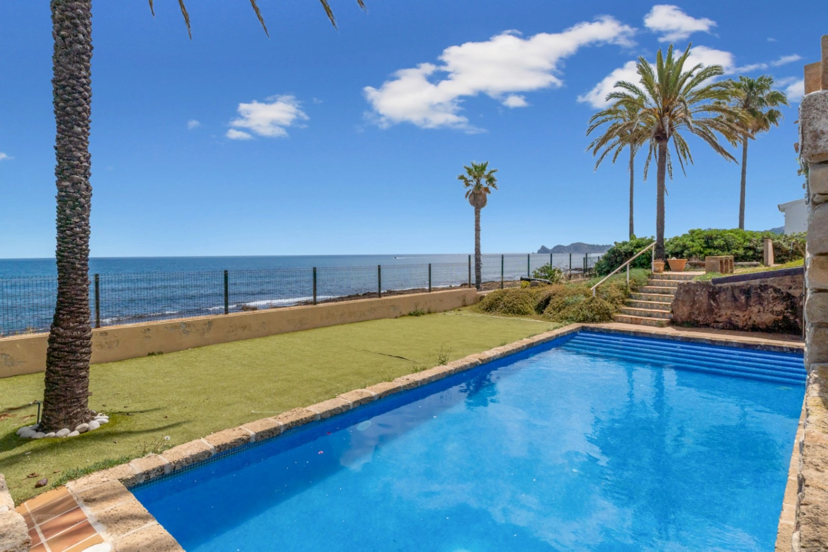 4731 - Villa en primera línea del mar con pista de tenis y piscina, Jávea