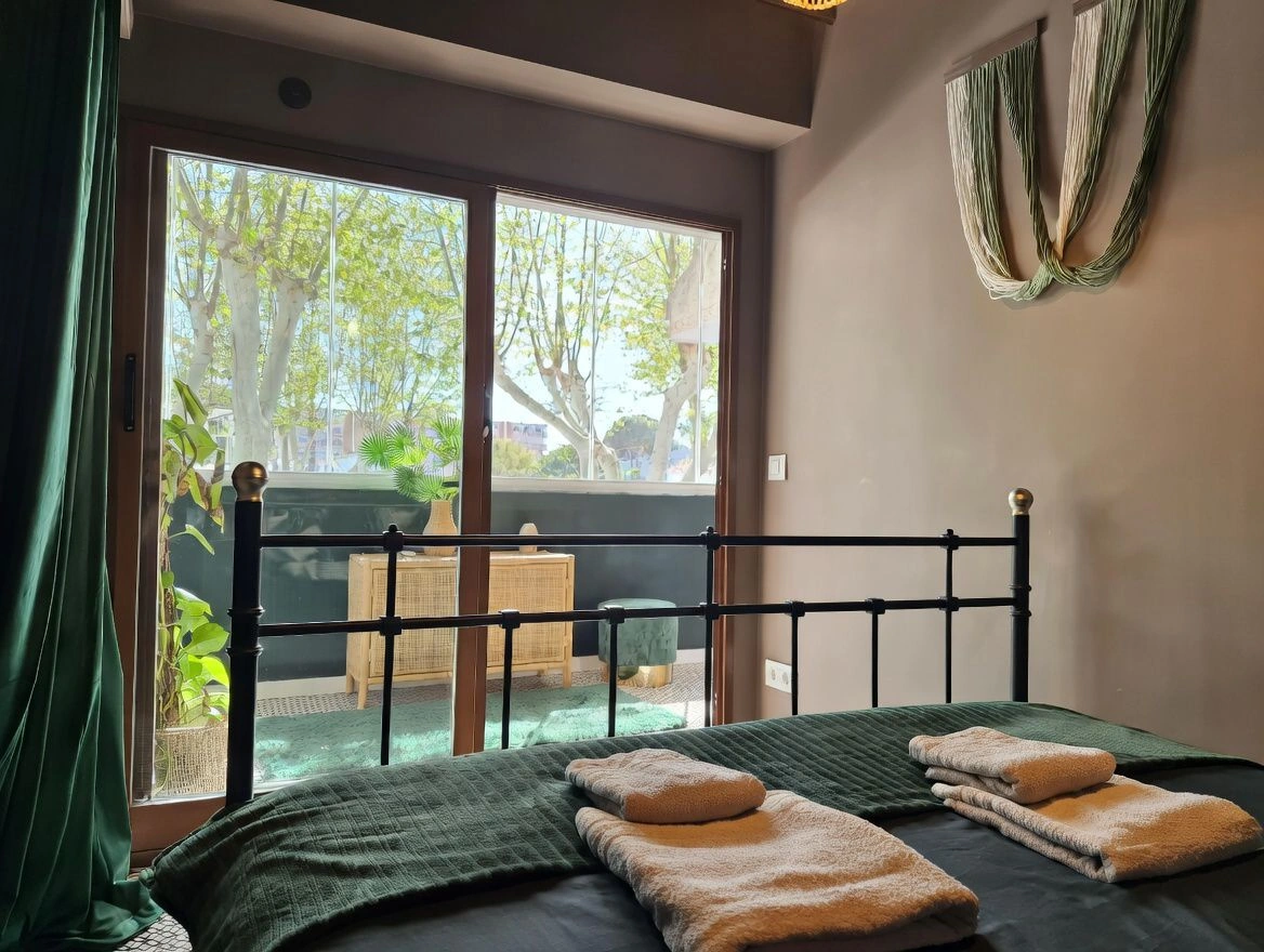4843 - Bonito apartamento adosado reformado a tan solo 350M de la playa, con gran terraza