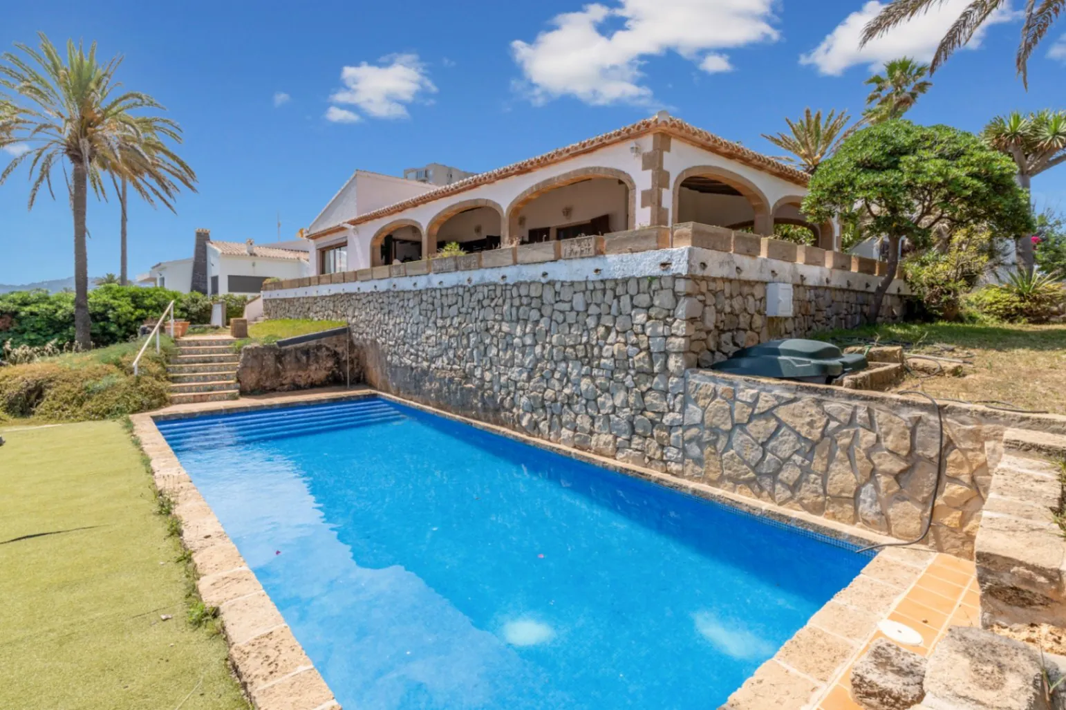4731 - Villa en primera línea del mar con pista de tenis y piscina, Jávea