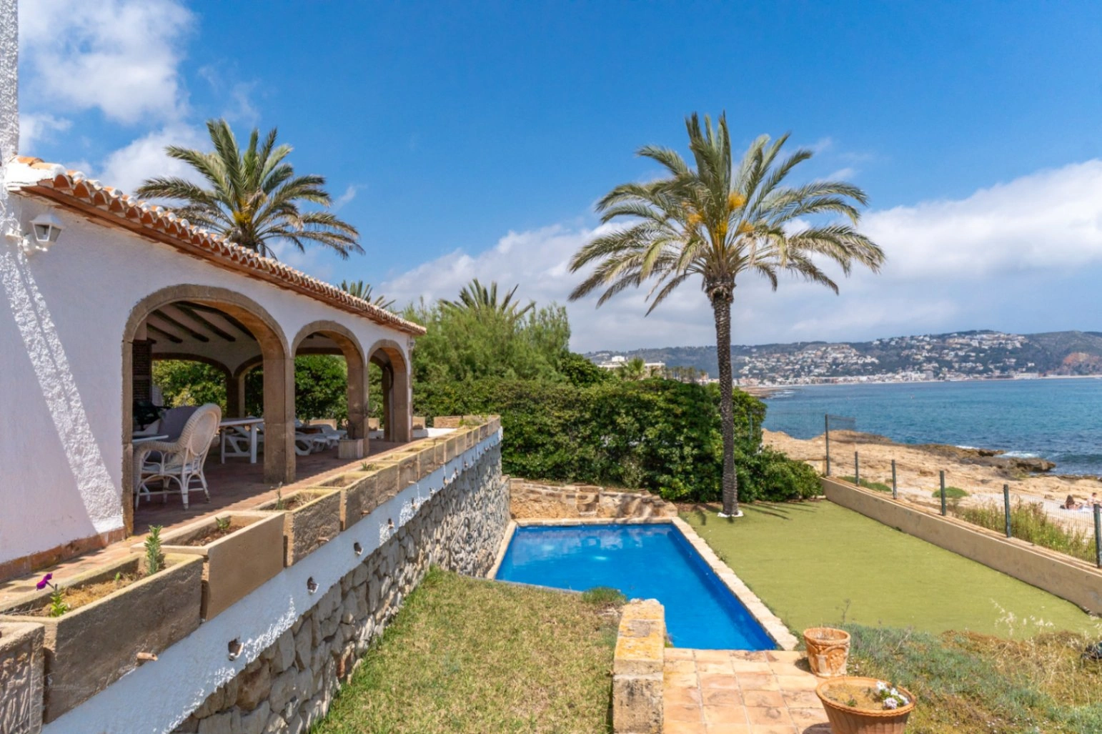 4731 - Villa en primera línea del mar con pista de tenis y piscina, Jávea