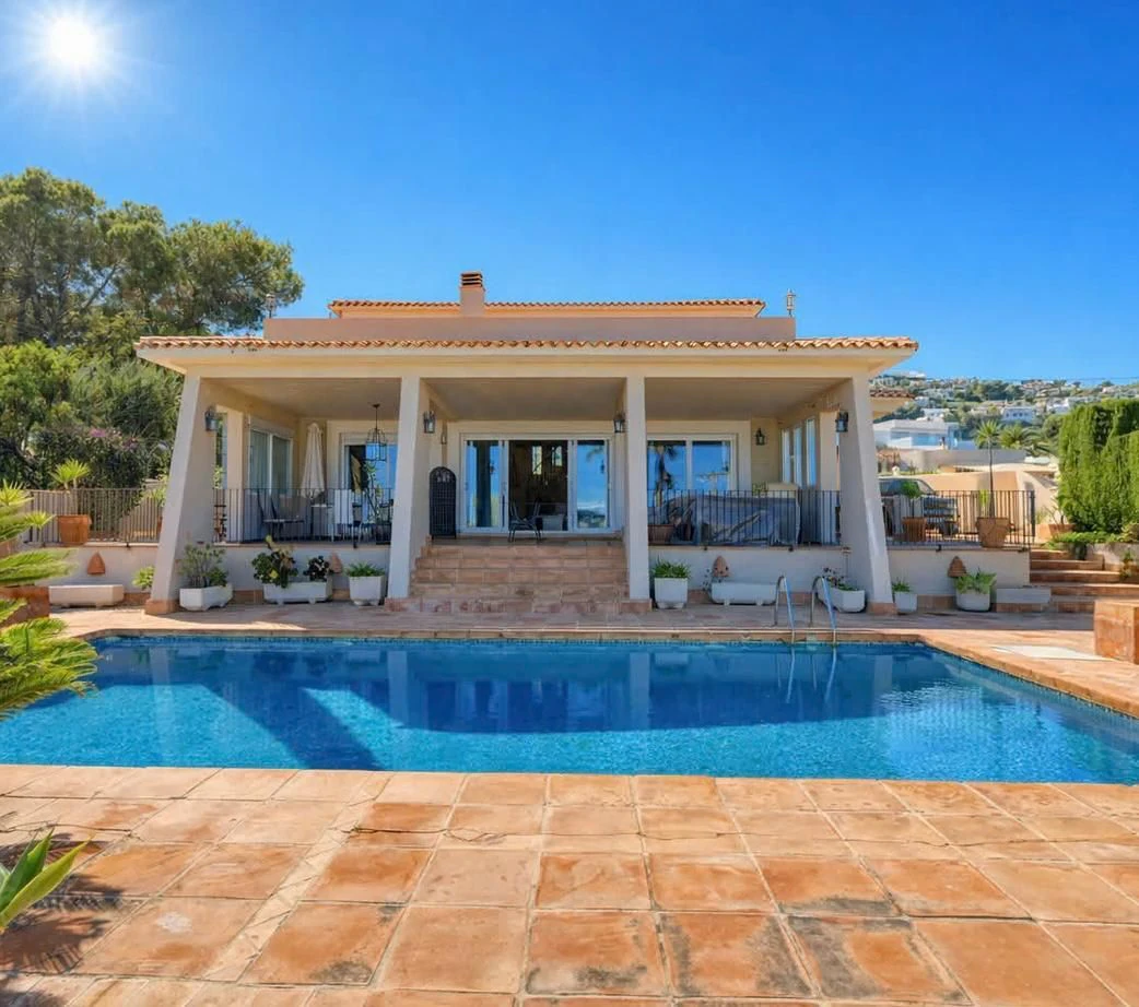 Villa de lujo con piscina y orientación sur en una parcela llana en Moraira...