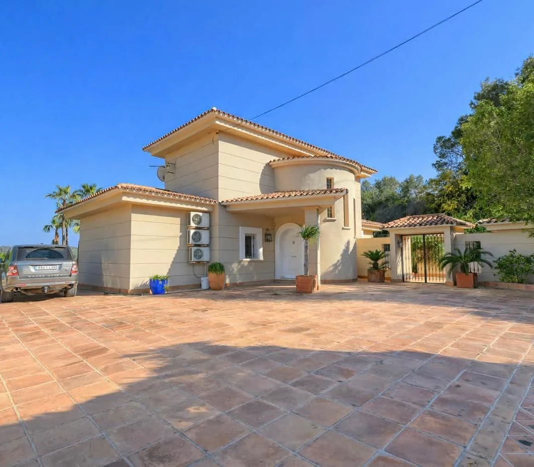 CRGG525035 - Villa de lujo con piscina y orientación sur en una parcela llana en Moraira