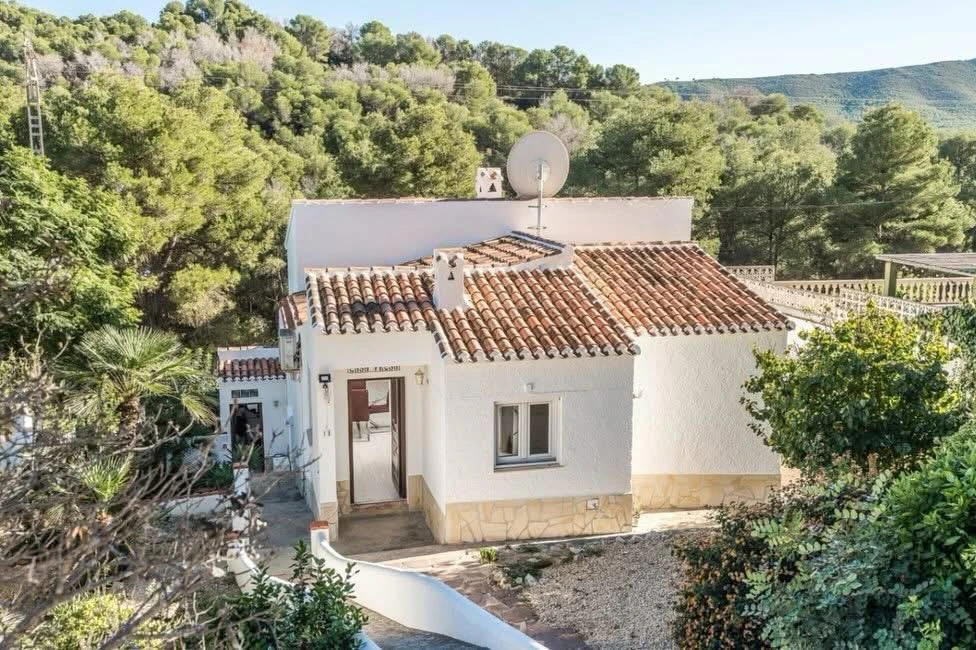 Oportunidad excepcional en Jávea: villa de cinco dormitorios con orientación sur y vistas al campo...