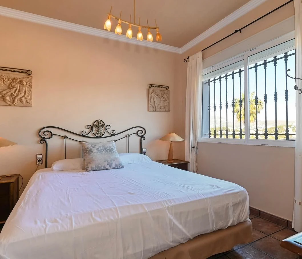 CRGG525035 - Villa de lujo con piscina y orientación sur en una parcela llana en Moraira