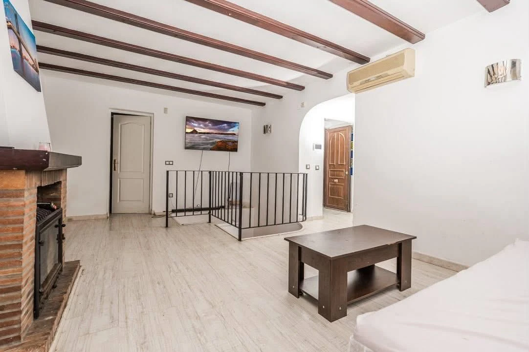 CRGG306172 - Oportunidad excepcional en Jávea: villa de cinco dormitorios con orientación sur y vistas al campo