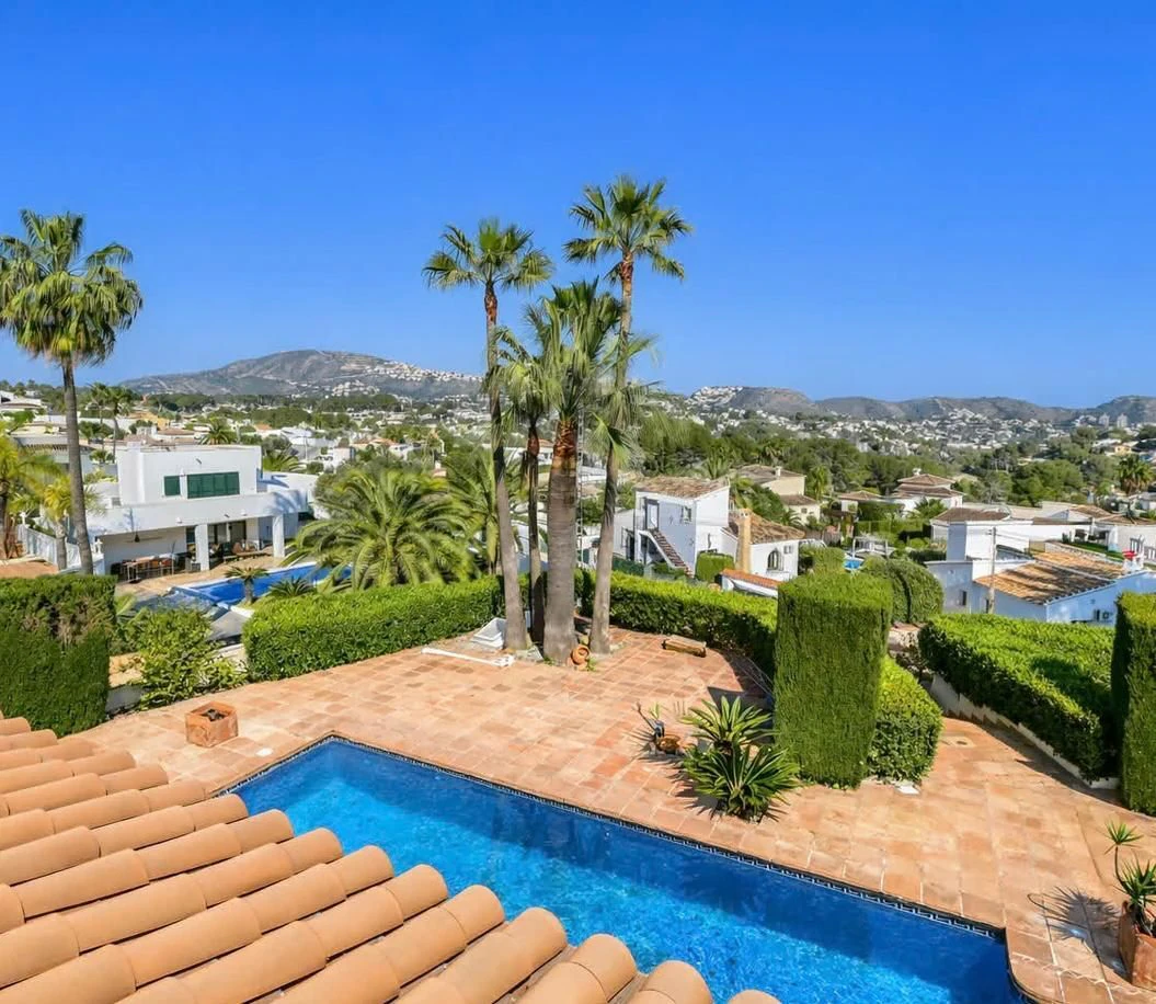CRGG525035 - Villa de lujo con piscina y orientación sur en una parcela llana en Moraira