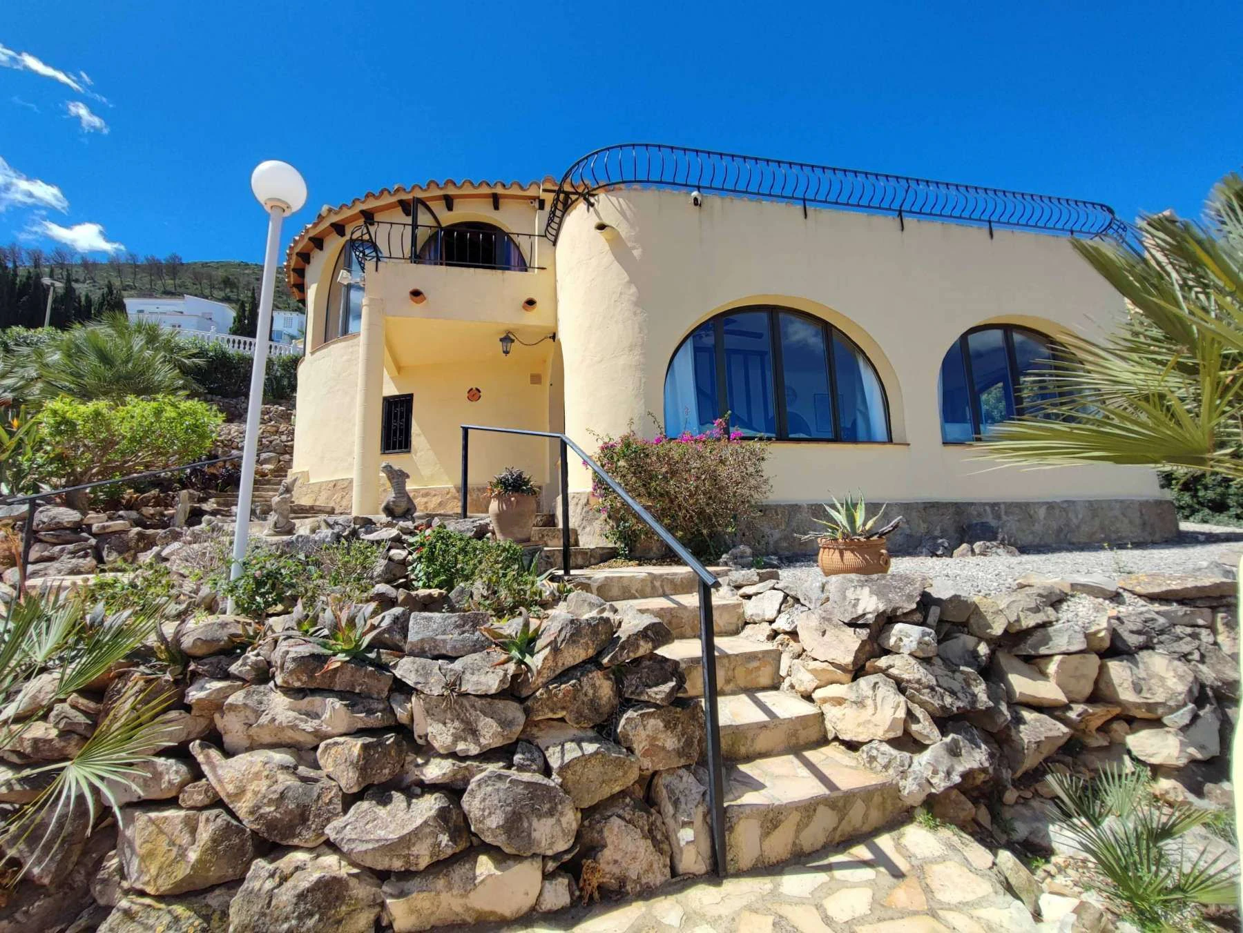 Encantadora villa con vistas panorámicas al mar y a la bahía El Benitachell...