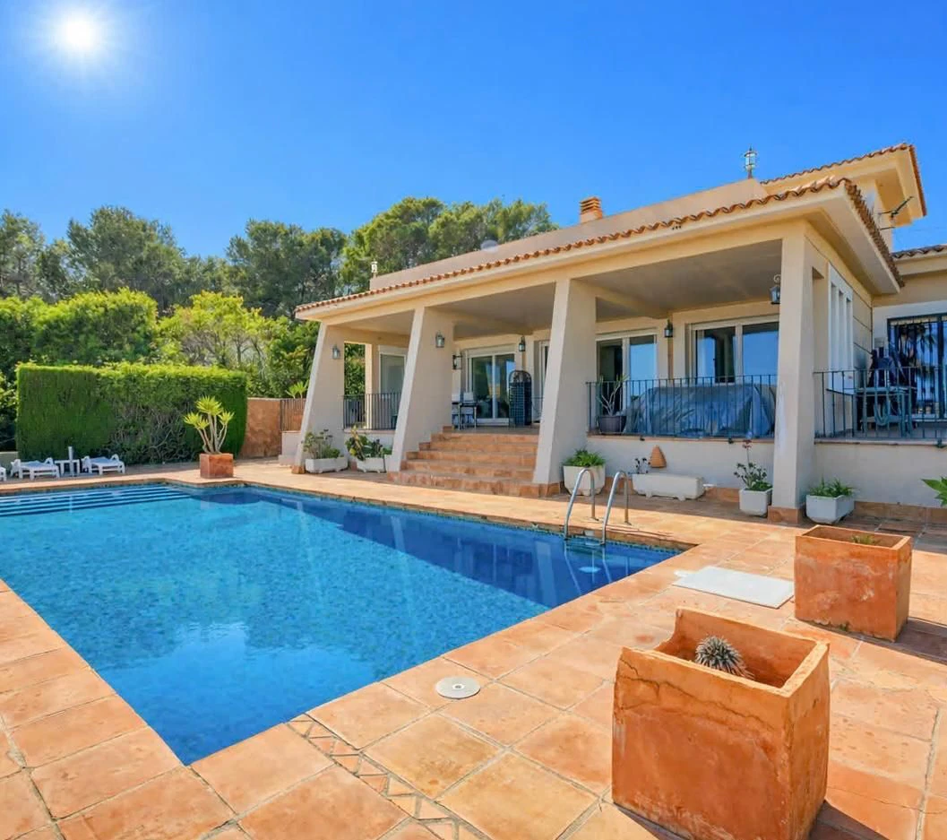 CRGG525035 - Villa de lujo con piscina y orientación sur en una parcela llana en Moraira
