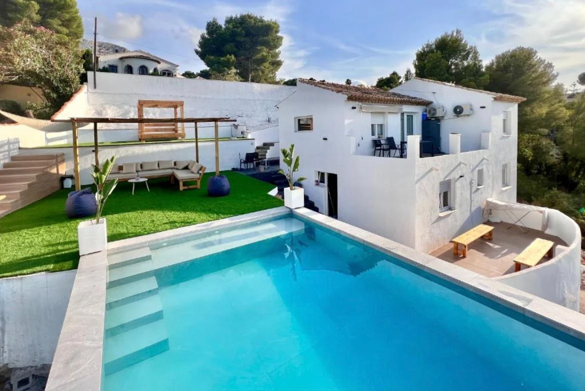 Villa de estilo ibicenco con vistas al mar en Denia...