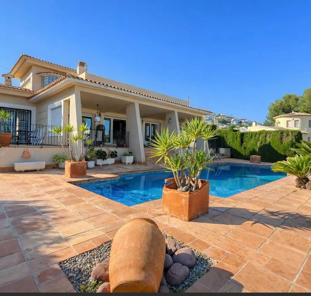 CRGG525035 - Villa de lujo con piscina y orientación sur en una parcela llana en Moraira