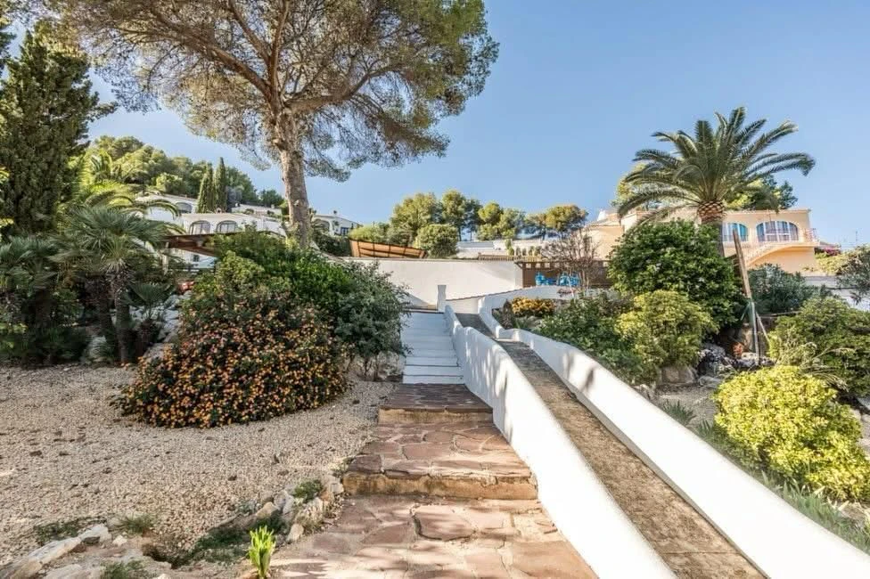 CRGG306172 - Oportunidad excepcional en Jávea: villa de cinco dormitorios con orientación sur y vistas al campo
