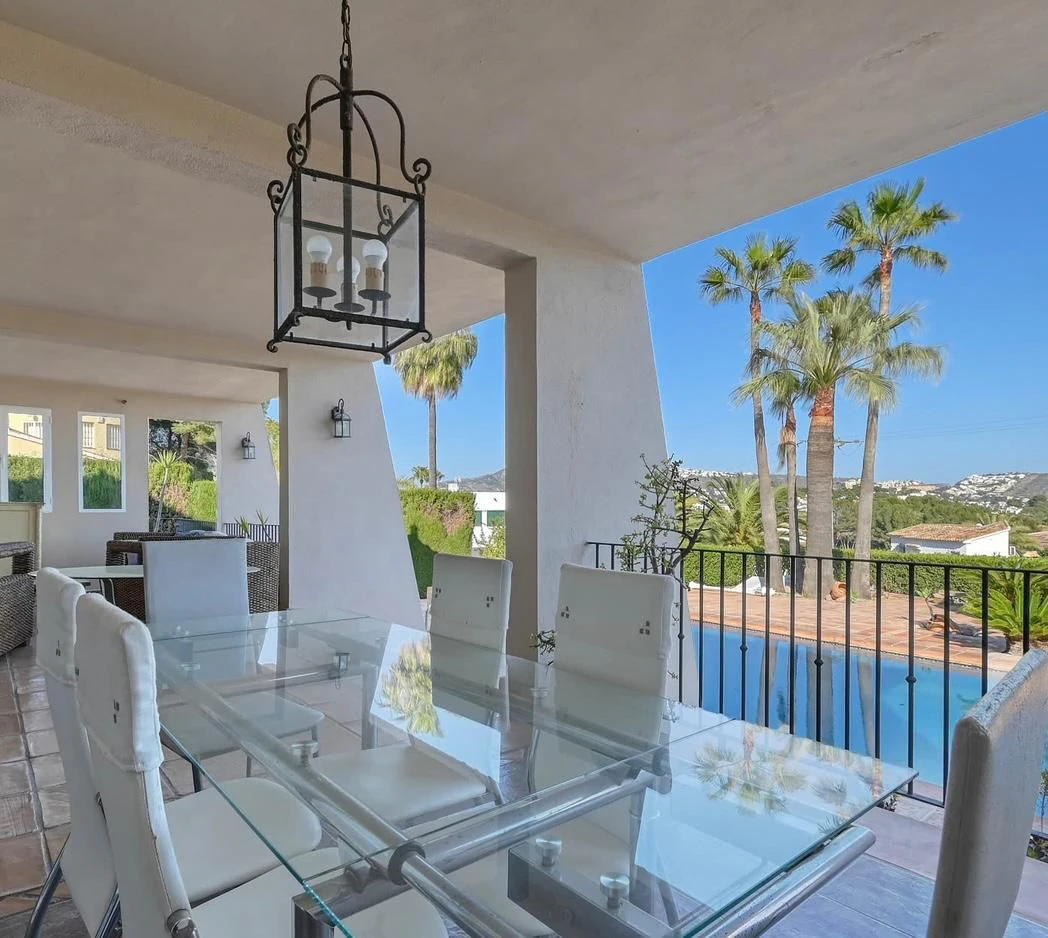 CRGG525035 - Villa de lujo con piscina y orientación sur en una parcela llana en Moraira