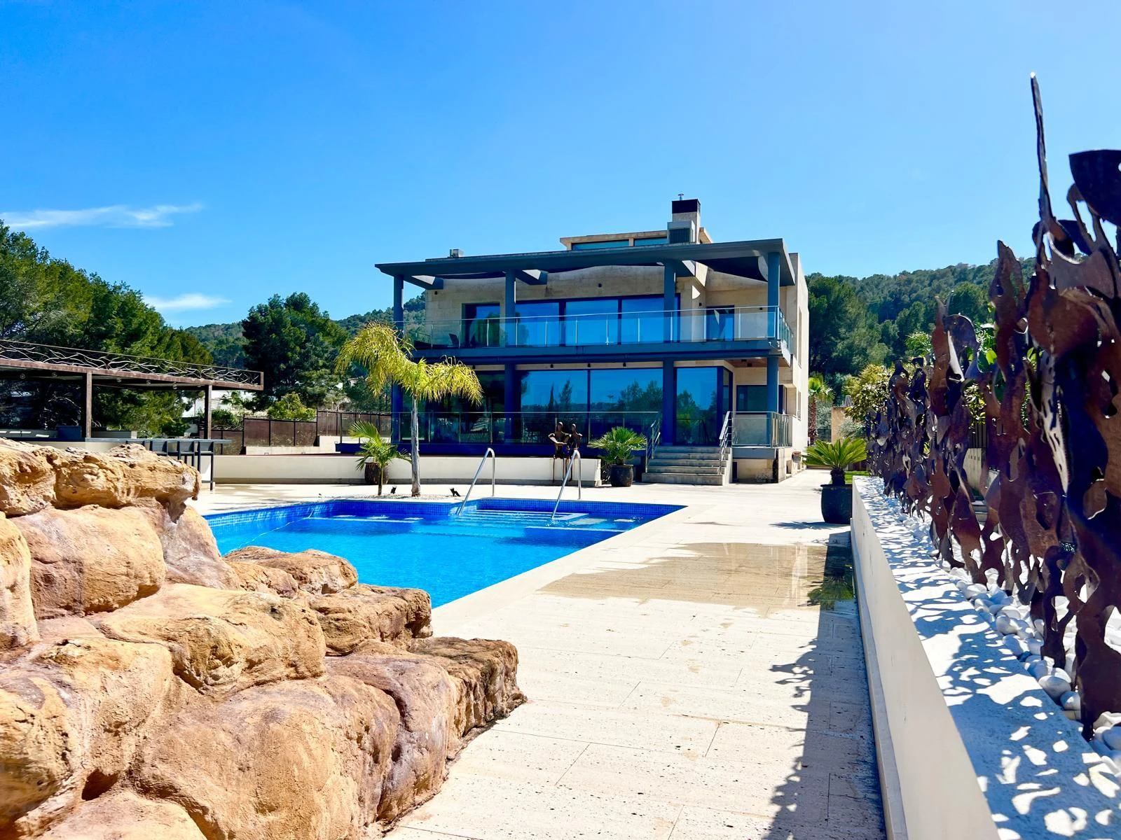 Lujosa villa con vistas al mar y la montaña...