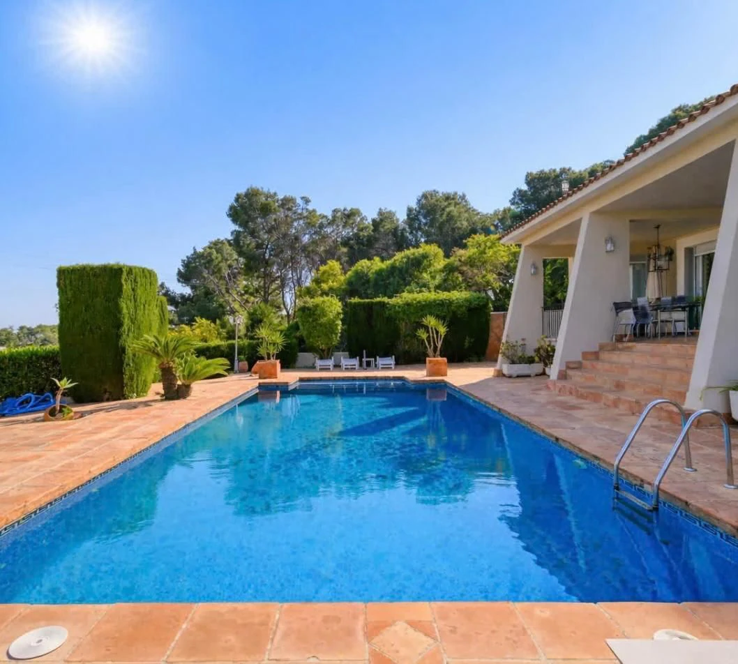 CRGG525035 - Villa de lujo con piscina y orientación sur en una parcela llana en Moraira