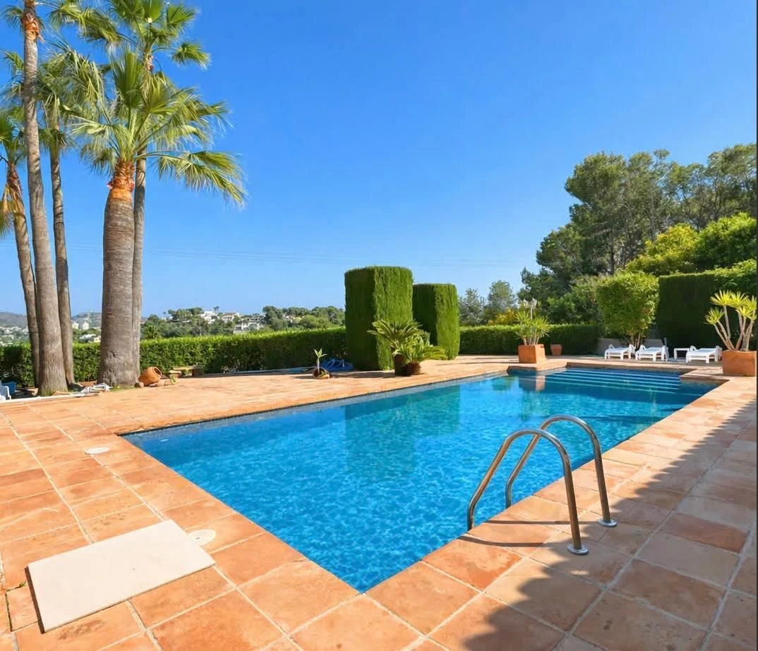 CRGG525035 - Villa de lujo con piscina y orientación sur en una parcela llana en Moraira