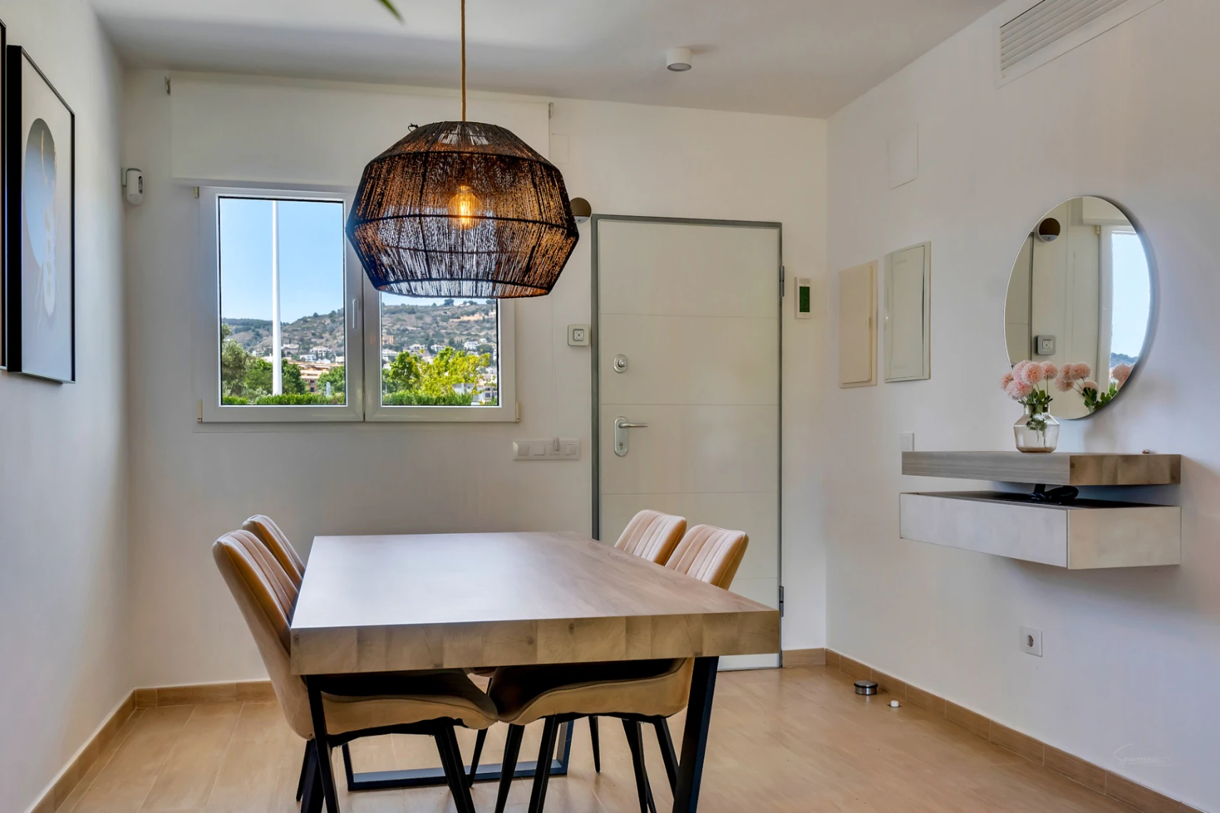 CRJC497722 - Moderne tussenwoning met 4 slaapkamers, een privépatio, zwembad en parkeergelegenheid dicht bij het oude centrum van Jávea.