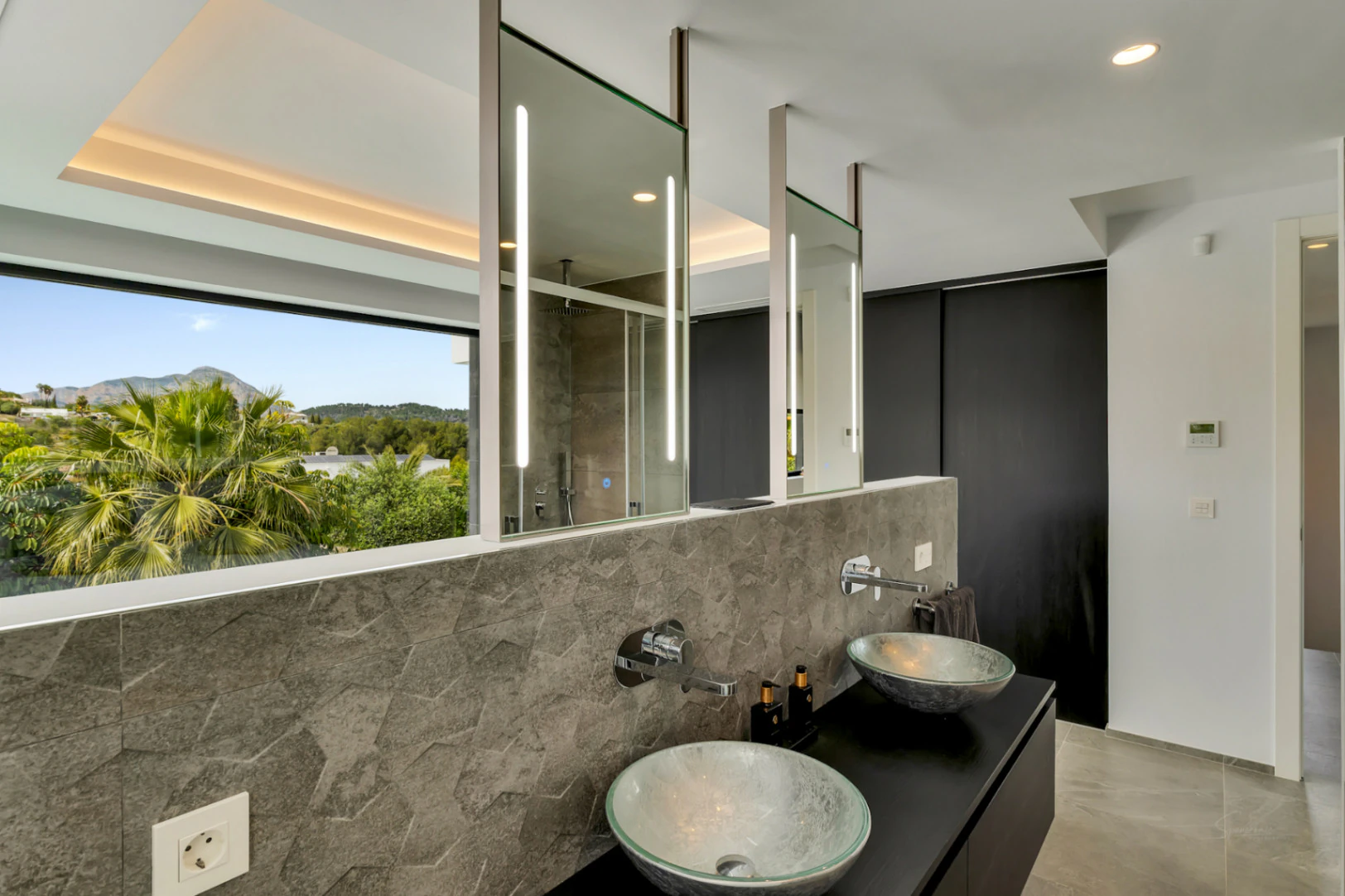 4845 - Spectacular villa (2023) with lots of privacy and high end features !