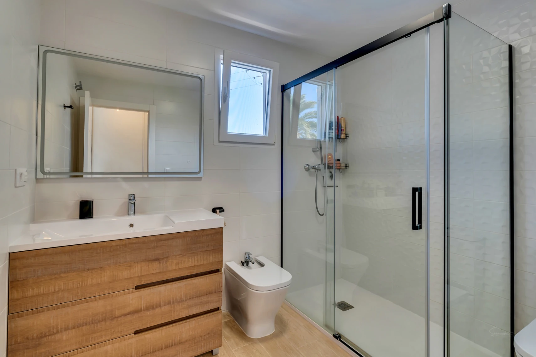 CRJC497722 - Moderne tussenwoning met 4 slaapkamers, een privépatio, zwembad en parkeergelegenheid dicht bij het oude centrum van Jávea.