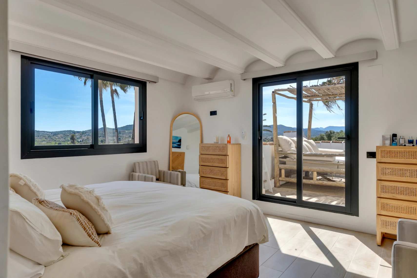 4869 - Villa à vendre à Jávea avec vue sur le Montgó, piscine privée et design exclusif