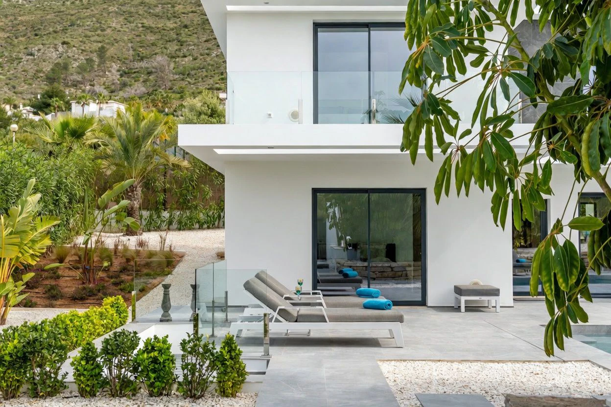 4845 - Spectacular villa (2023) with lots of privacy and high end features !