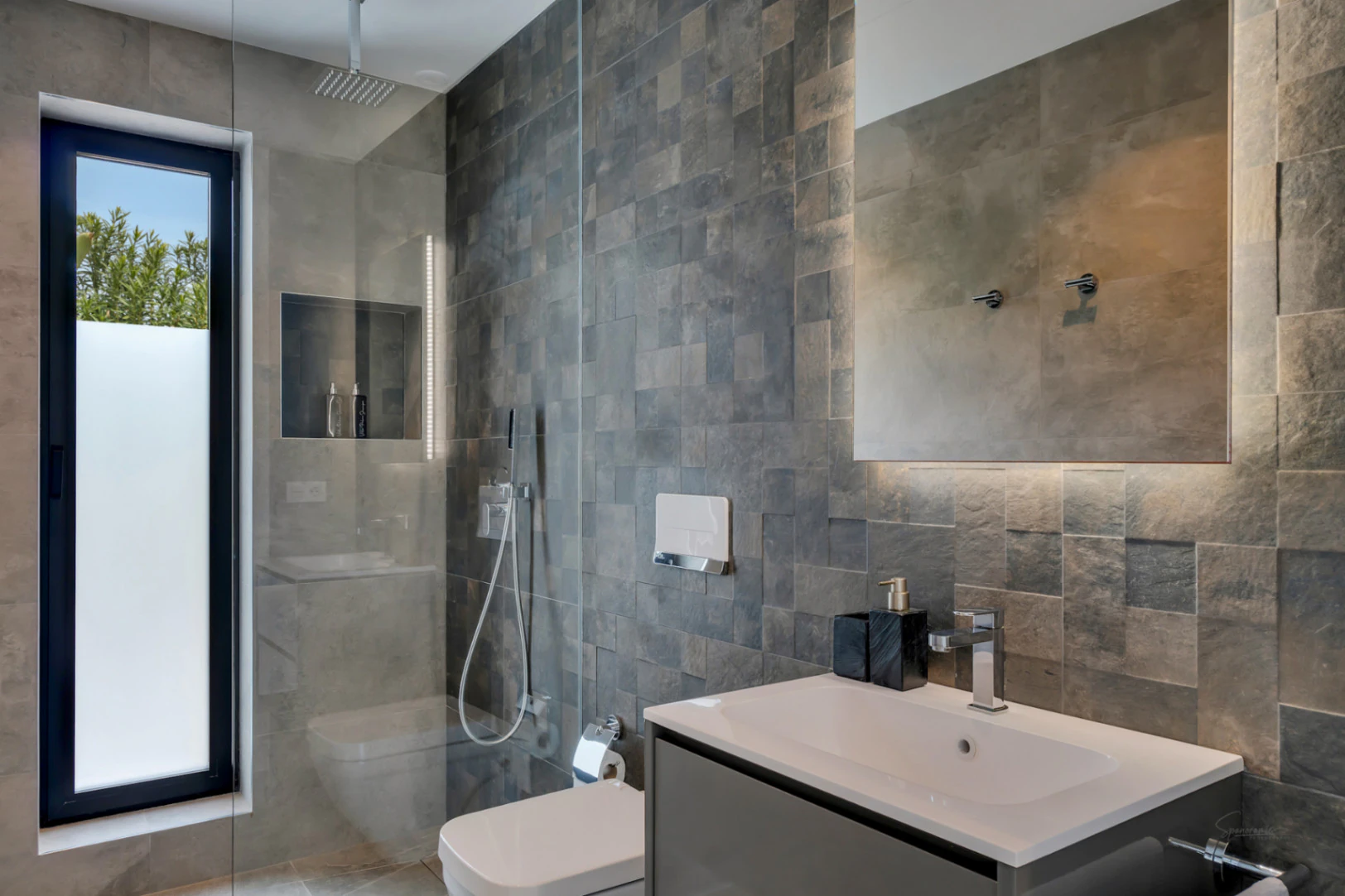 4845 - Spectacular villa (2023) with lots of privacy and high end features !