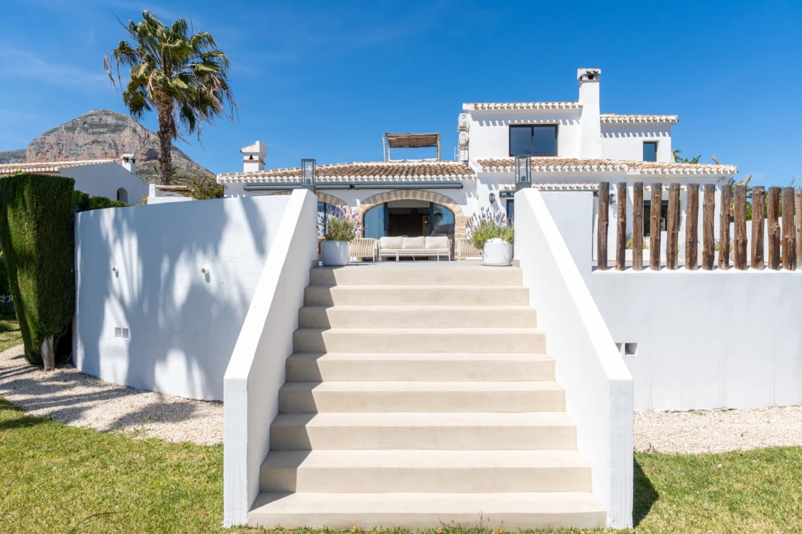 4869 - Villa à vendre à Jávea avec vue sur le Montgó, piscine privée et design exclusif