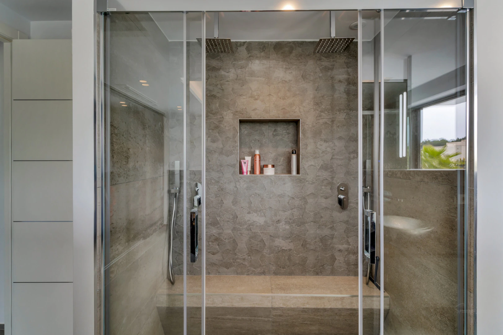 4845 - Spectacular villa (2023) with lots of privacy and high end features !