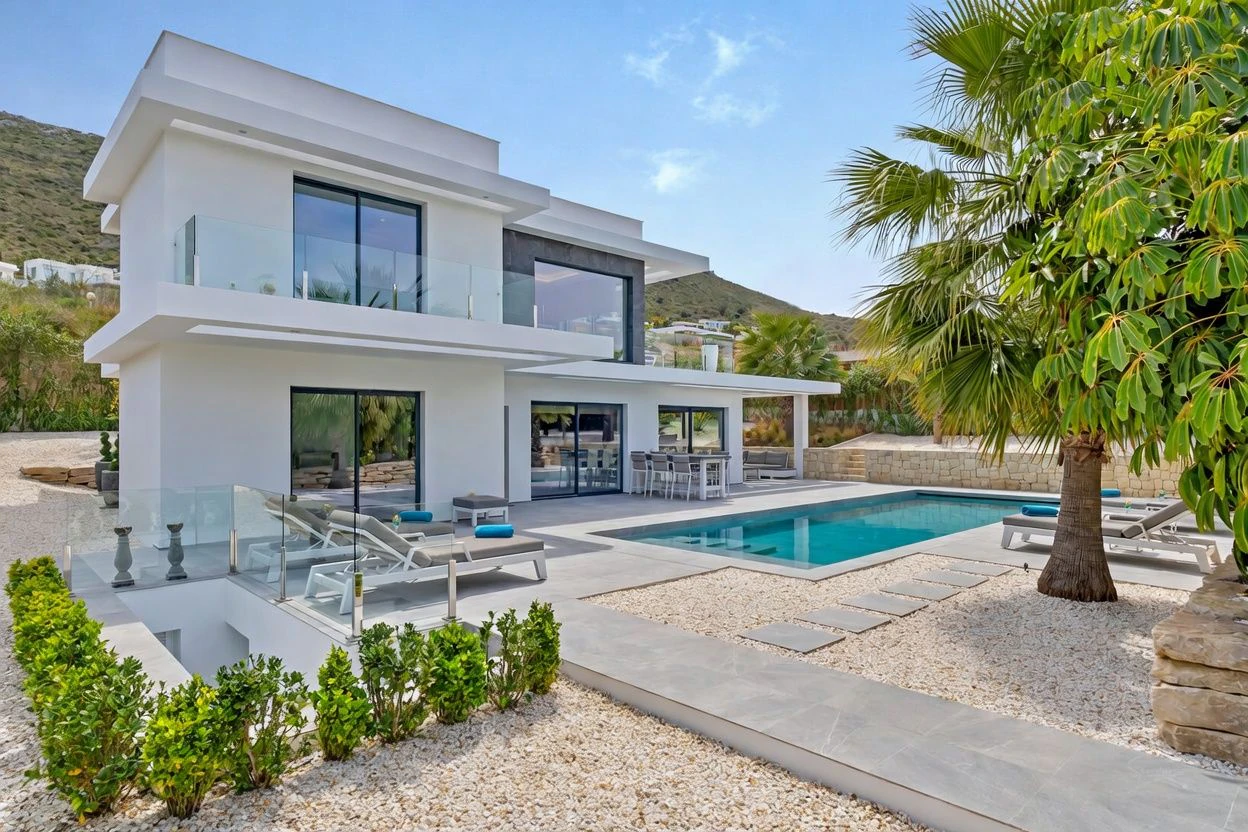 4845 - Spectacular villa (2023) with lots of privacy and high end features !