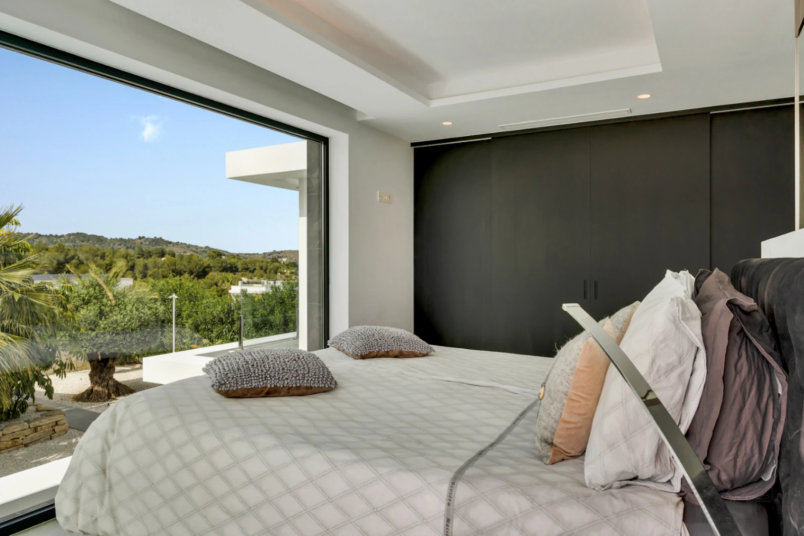 4845 - Spectacular villa (2023) with lots of privacy and high end features !
