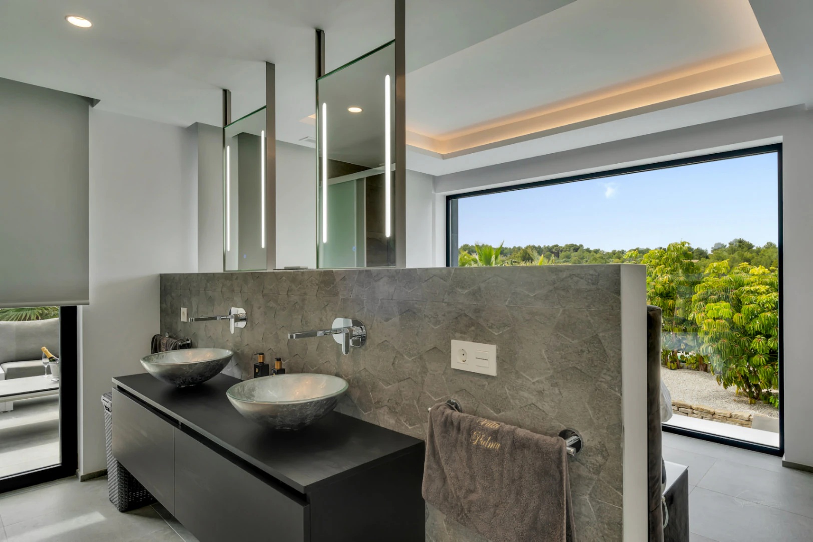 4845 - Spectacular villa (2023) with lots of privacy and high end features !