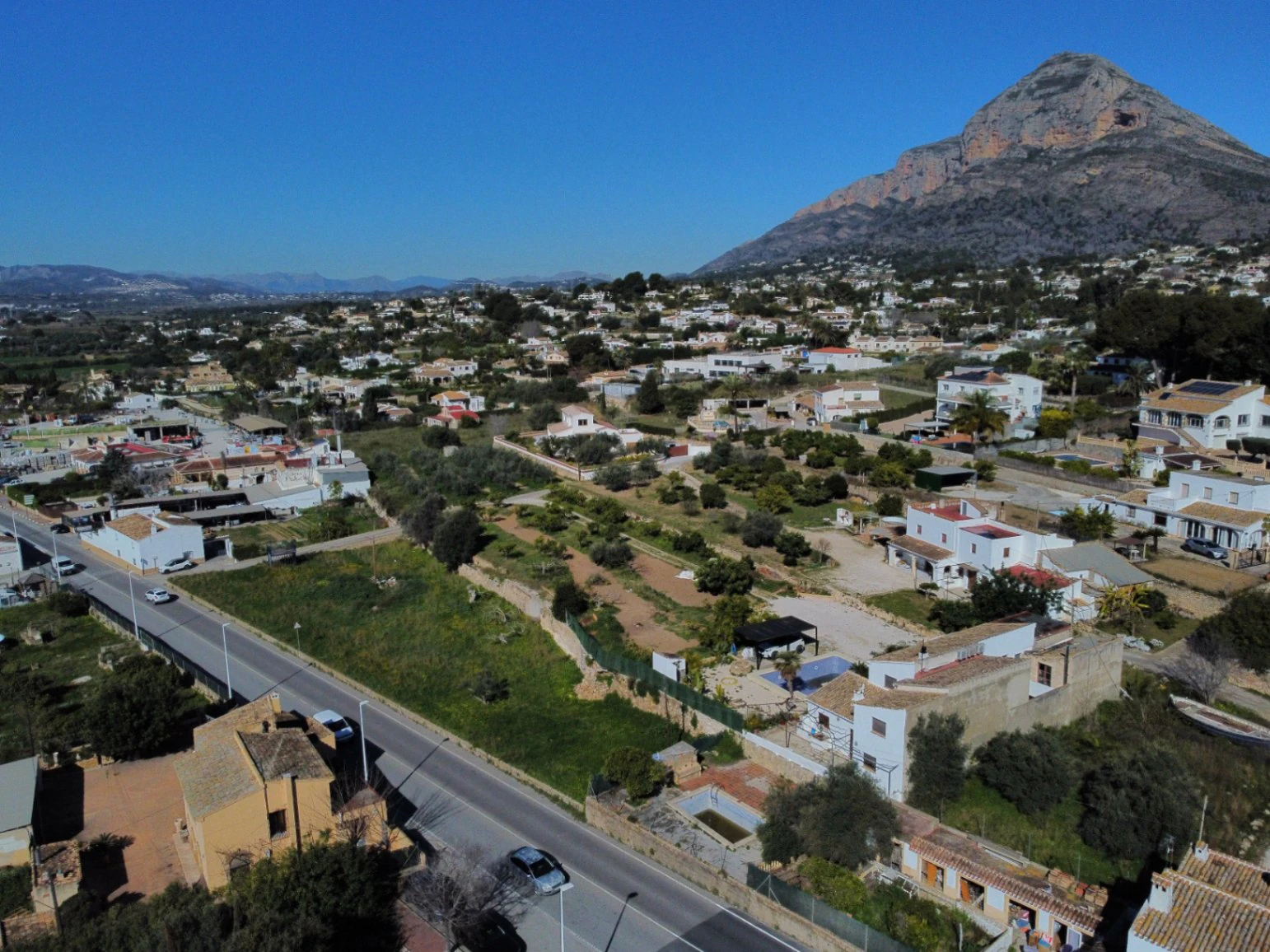 4860 - Plot in a perfect location with the possibility to do Business or a Property.