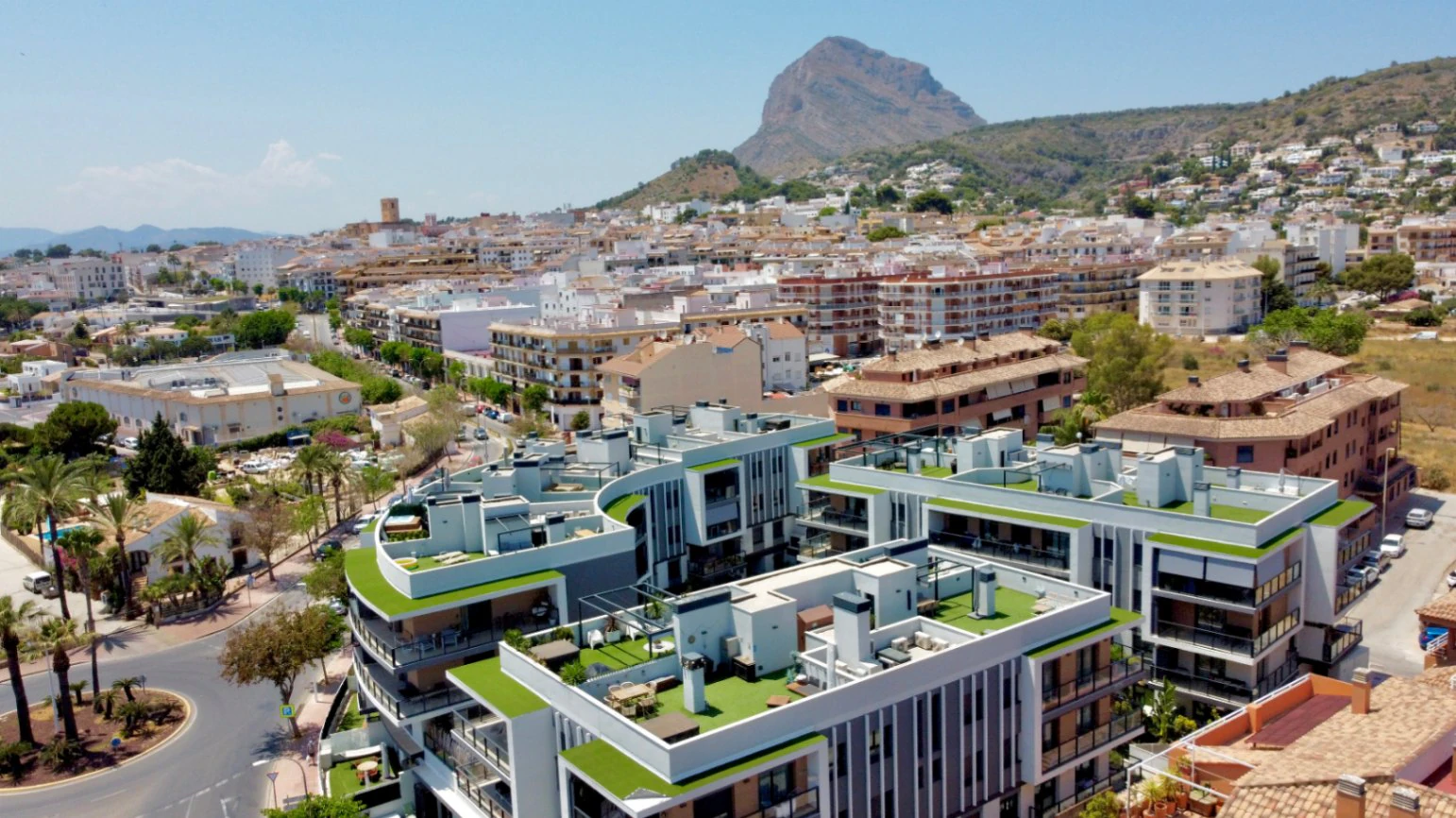 4747 - Moderno y elegante apartamento orientado al Sur con piscina, en Jávea