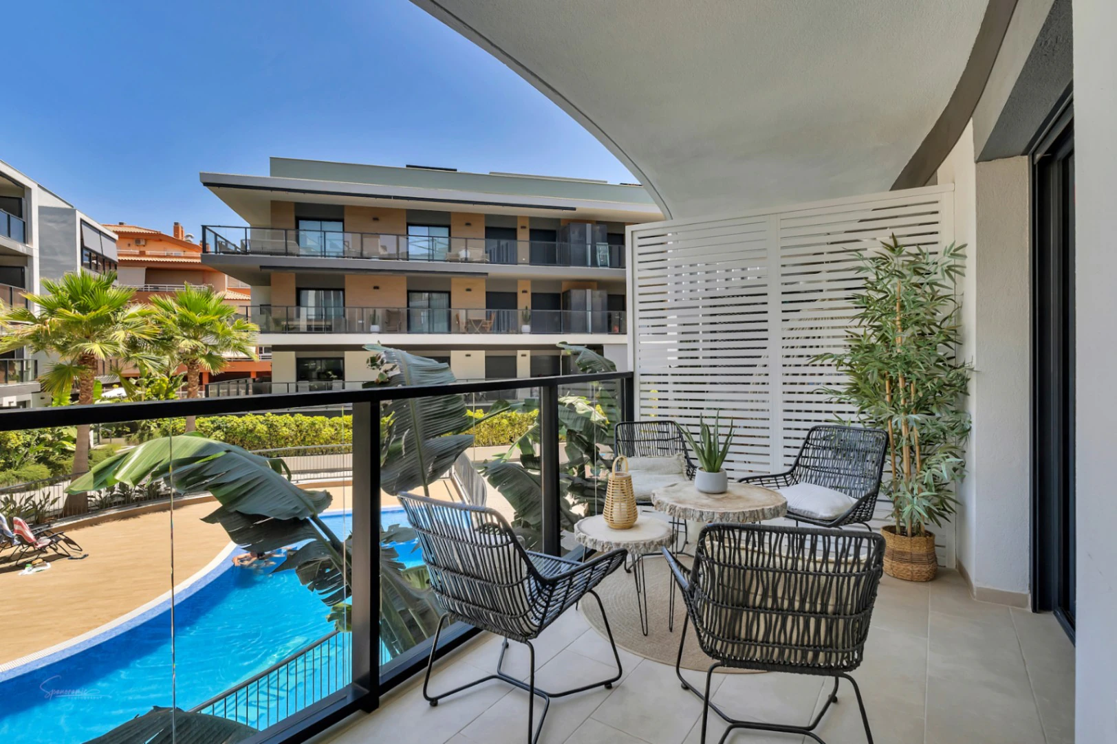 4747 - Moderno y elegante apartamento orientado al Sur con piscina, en Jávea