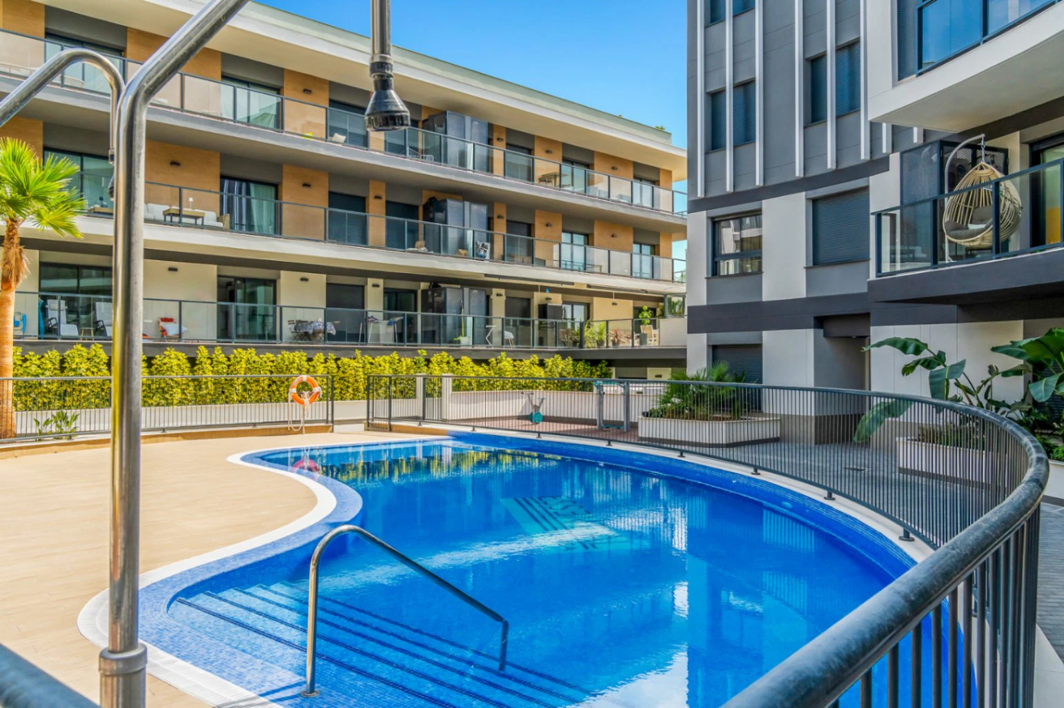 4747 - Moderno y elegante apartamento orientado al Sur con piscina, en Jávea