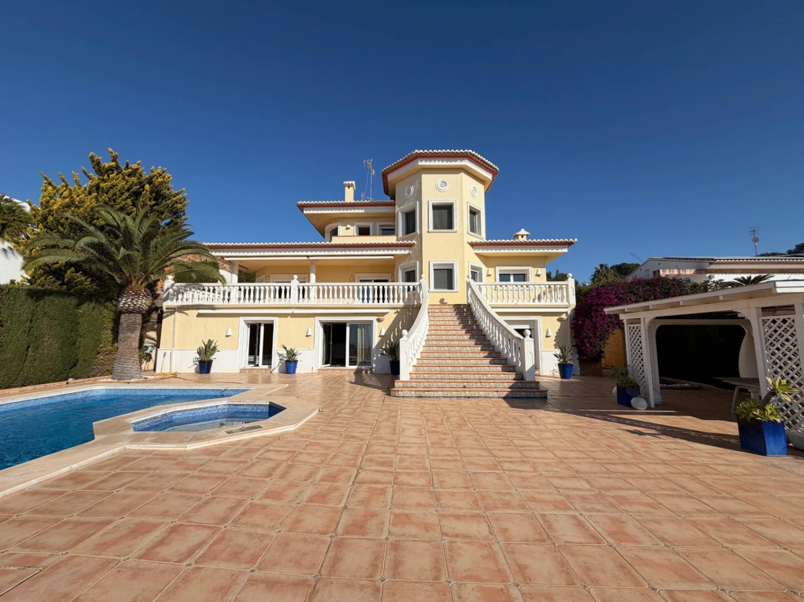 CR1054 - Exclusiva villa mediterránea con vistas al mar y al puerto deportivo en Moraira