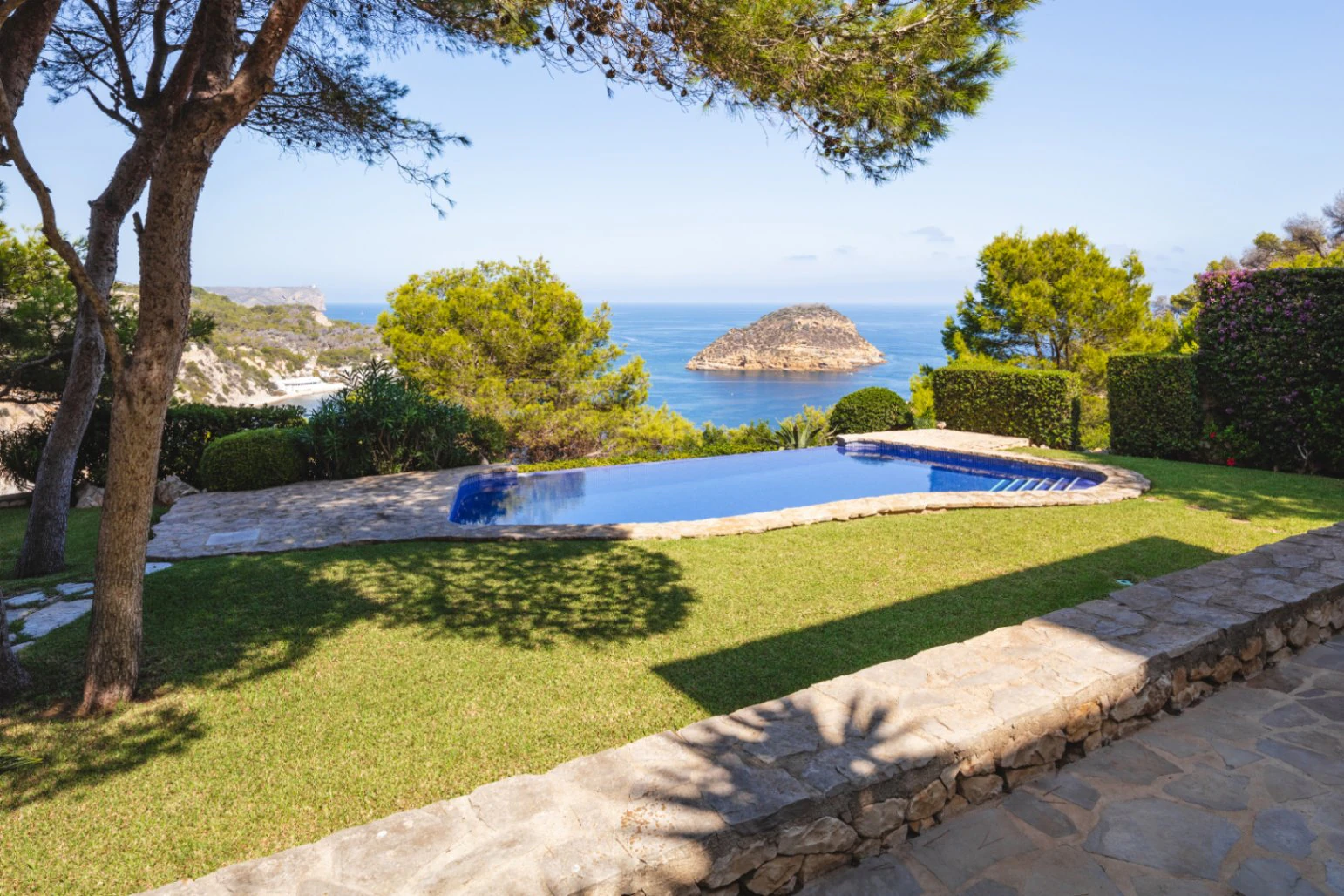Villa en Balcón al Mar, Jávea, con piscina infinity y vistas impresionantes al mar...
