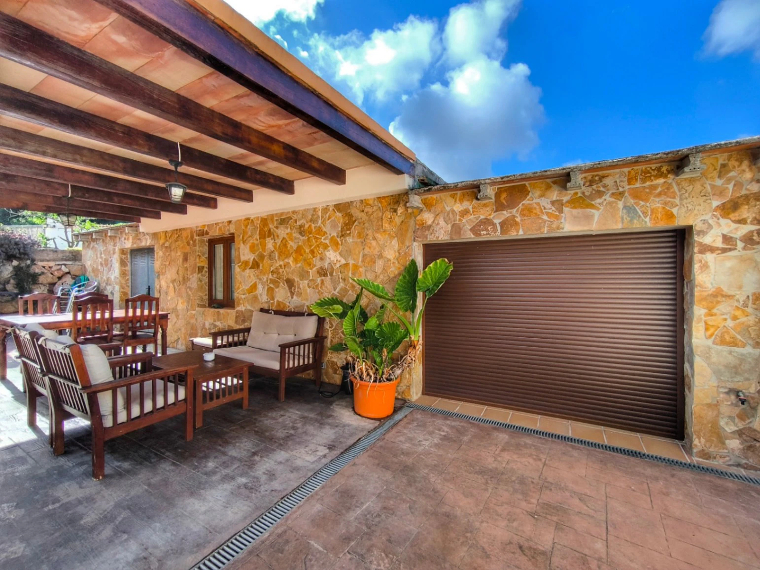 Villa with two guest apartments in the Montgó