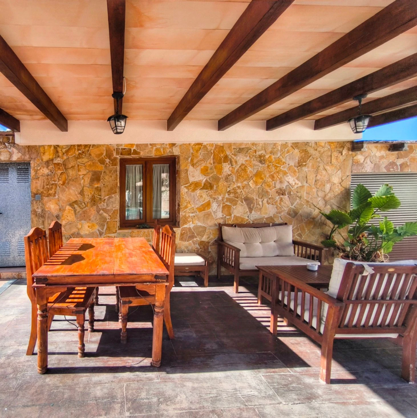 Villa with two guest apartments in the Montgó