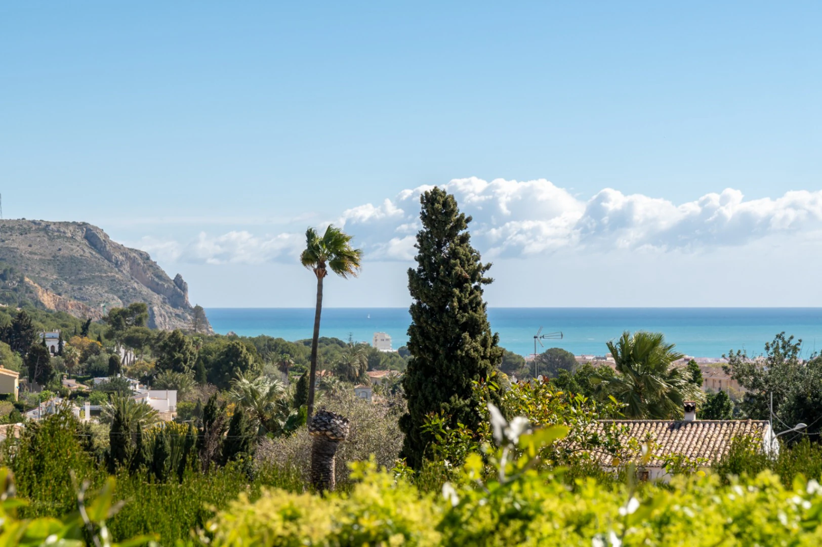 4850 - Villa for sale just a few meters from the historic center of Jávea with sea views.