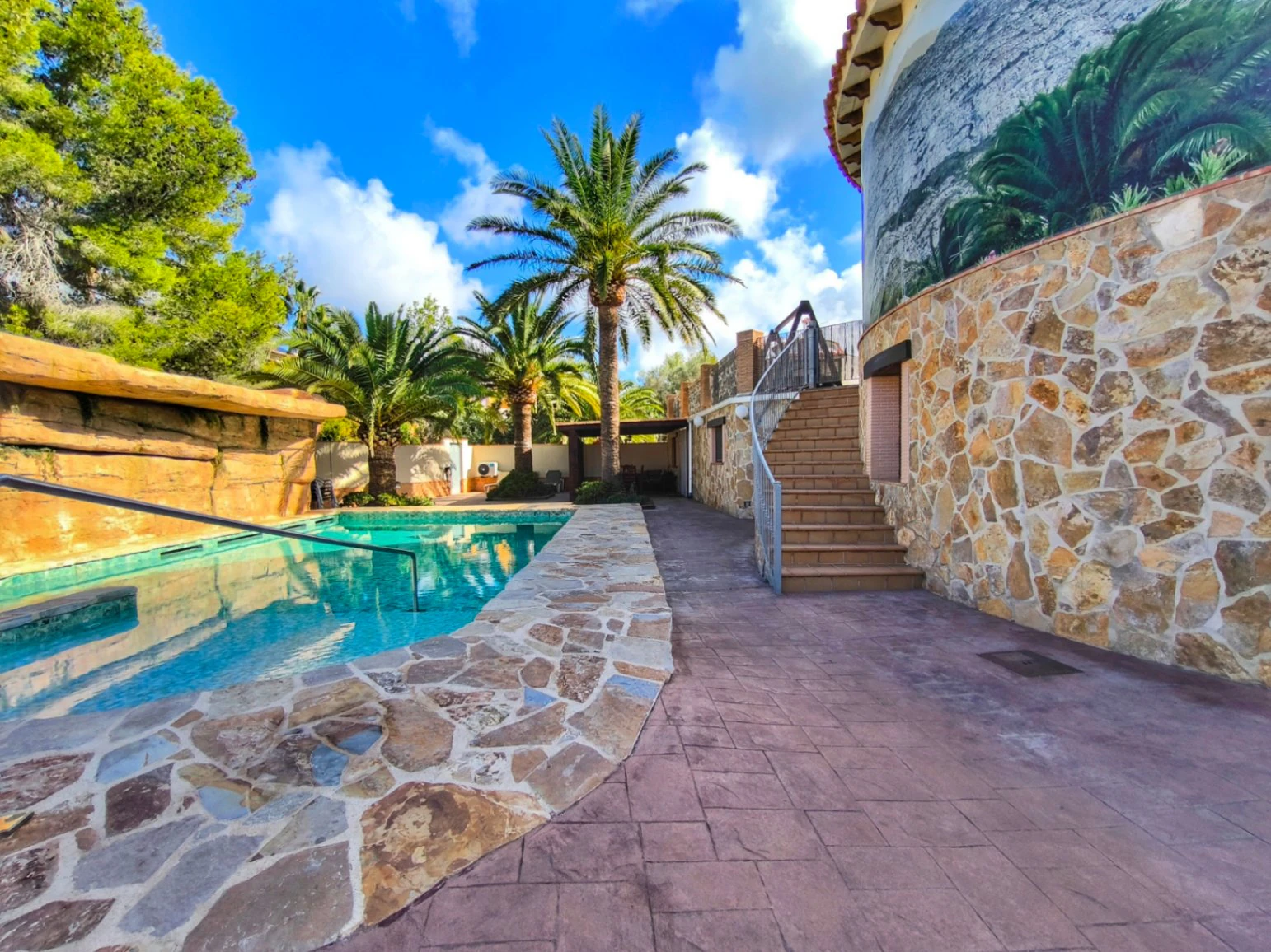 Villa with two guest apartments in the Montgó