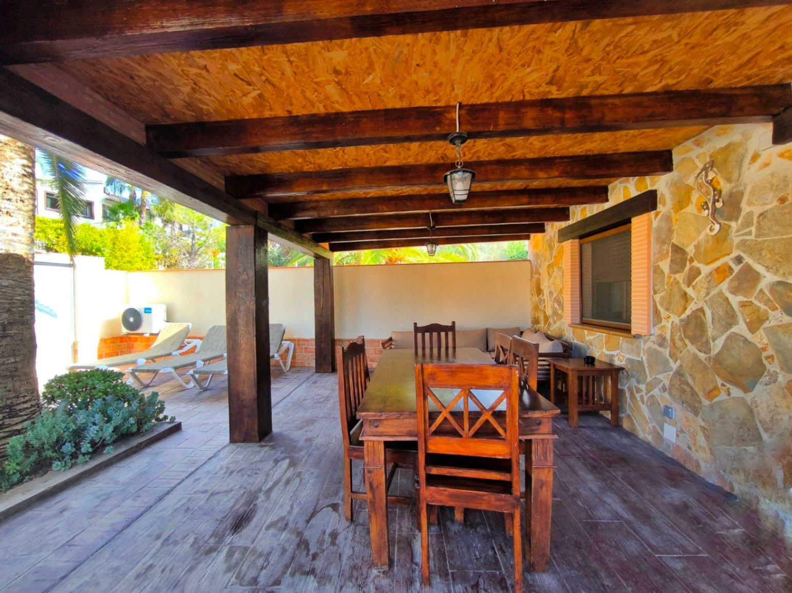 Villa with two guest apartments in the Montgó