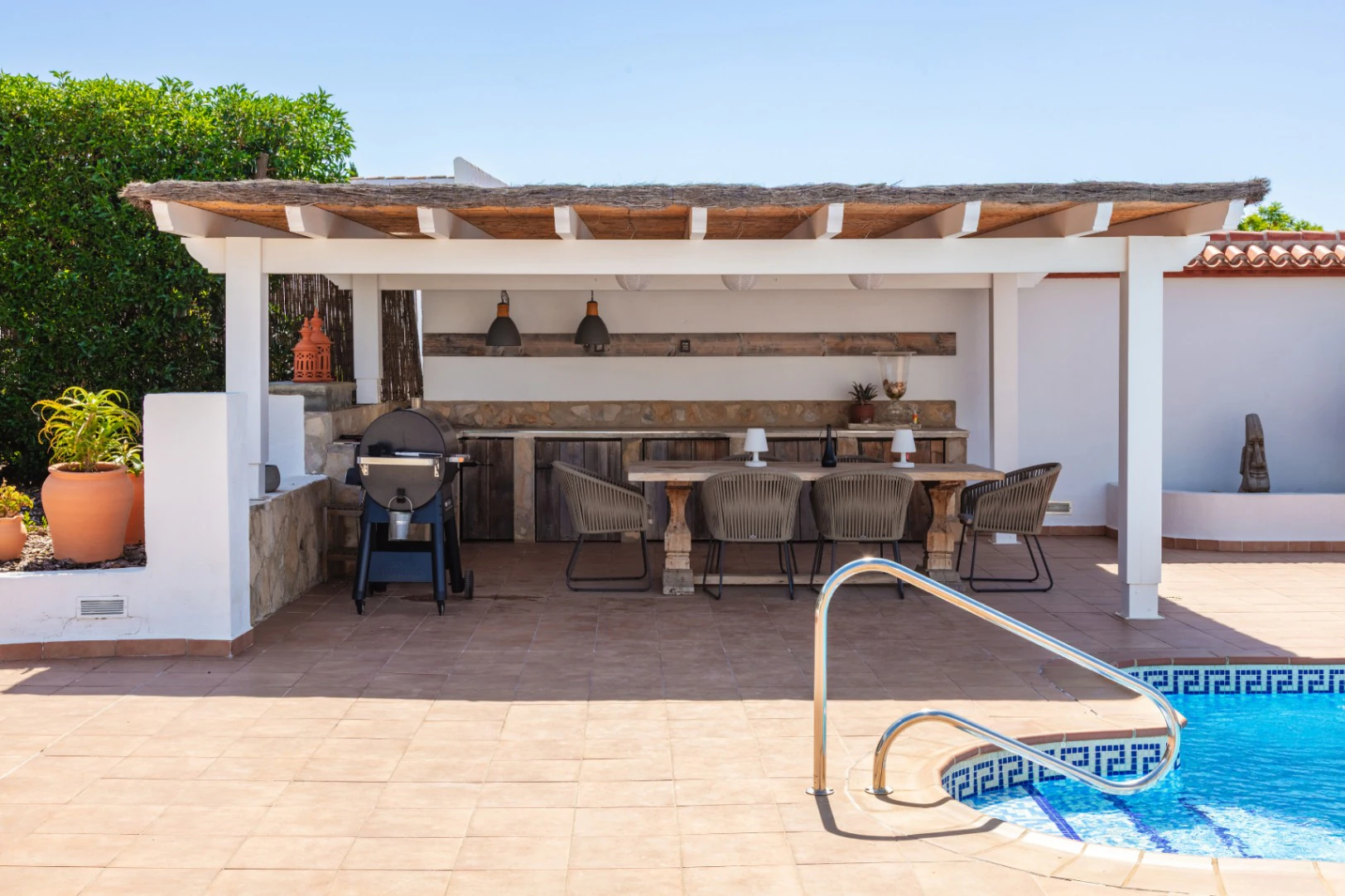 CR1044 - Villa with 2 guest apartments and open views, in the Montgo area, Jávea.