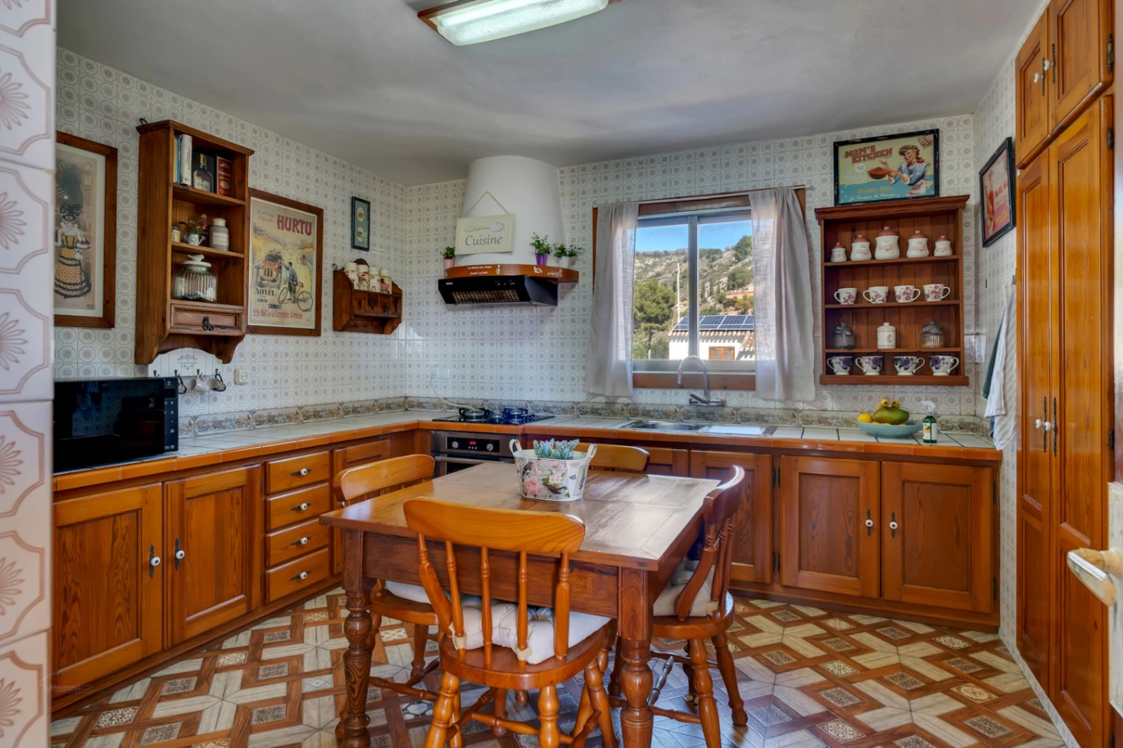 4850 - Villa for sale just a few meters from the historic center of Jávea with sea views.