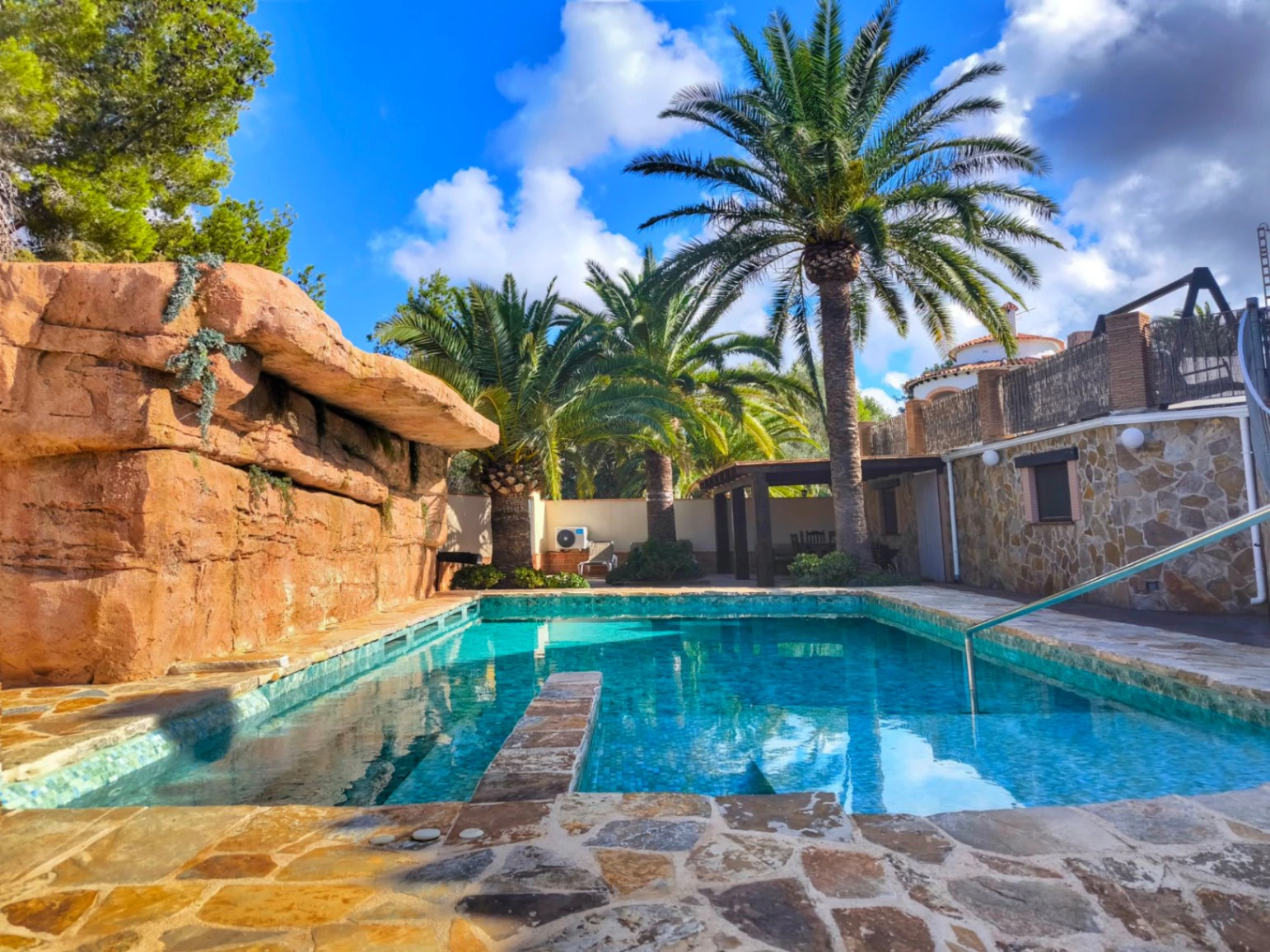 Villa with two guest apartments in the Montgó