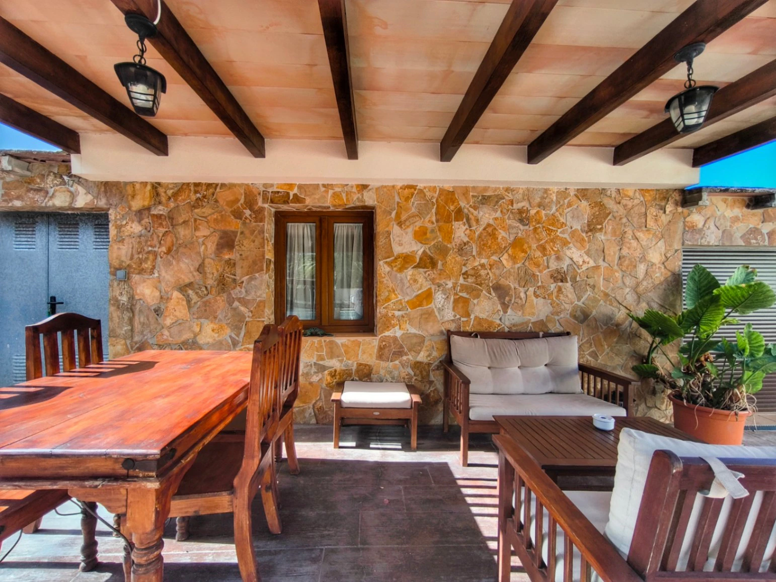 Villa with two guest apartments in the Montgó