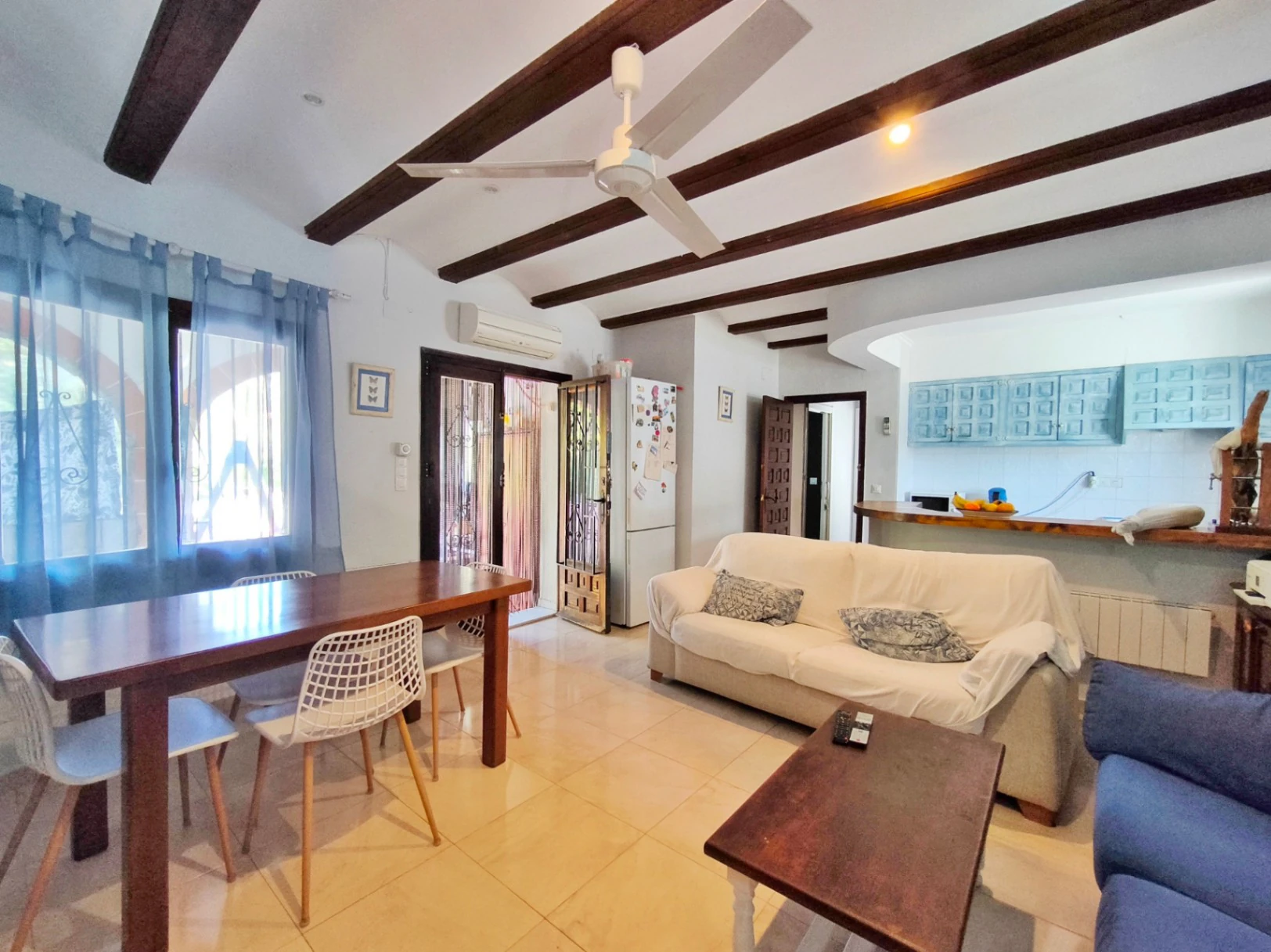 Villa with two guest apartments in the Montgó