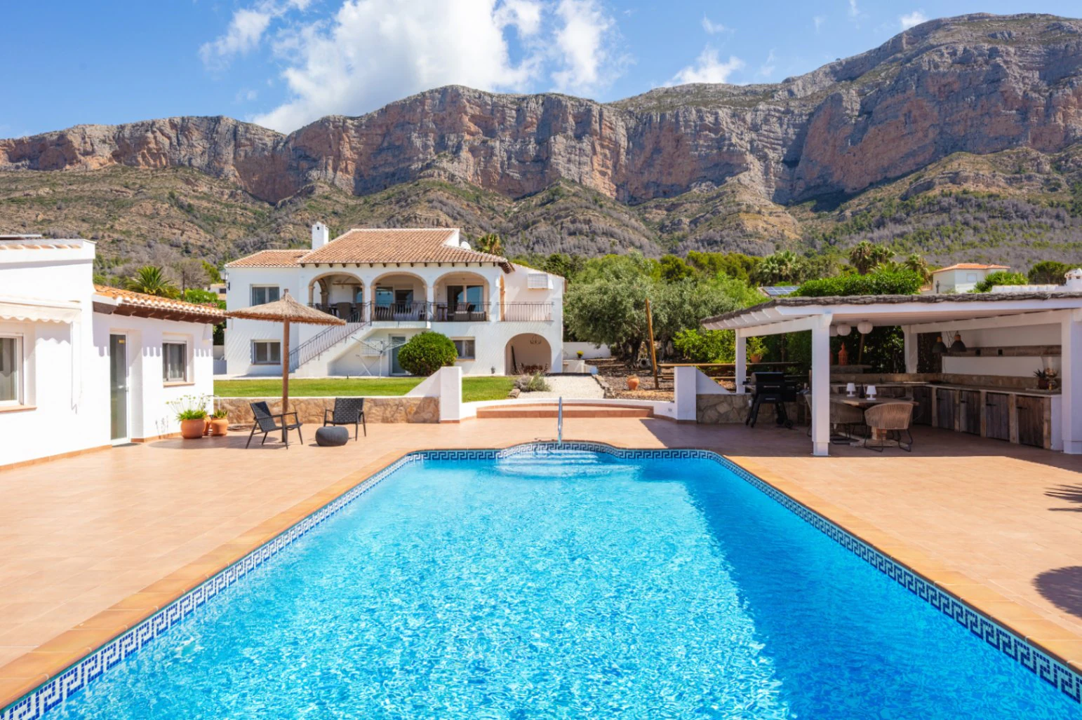CR1044 - Villa with 2 guest apartments and open views, in the Montgo area, Jávea.