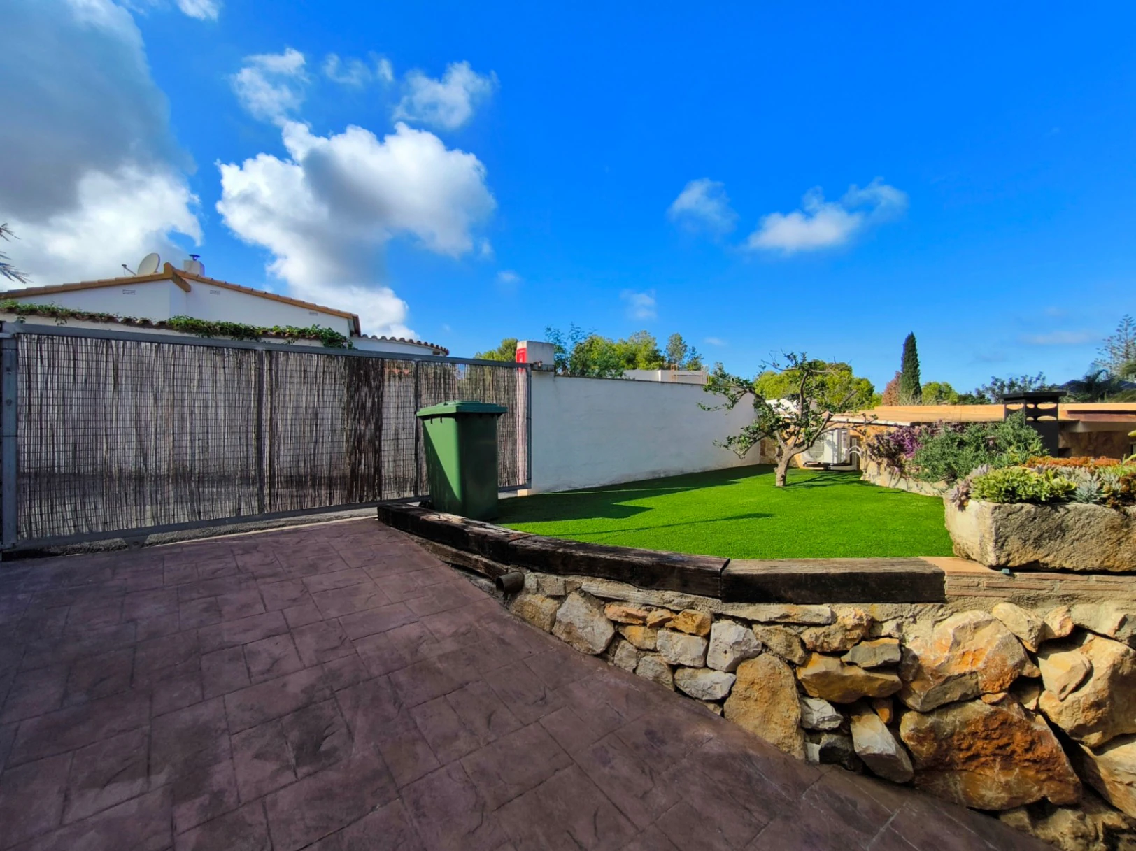 Villa with two guest apartments in the Montgó